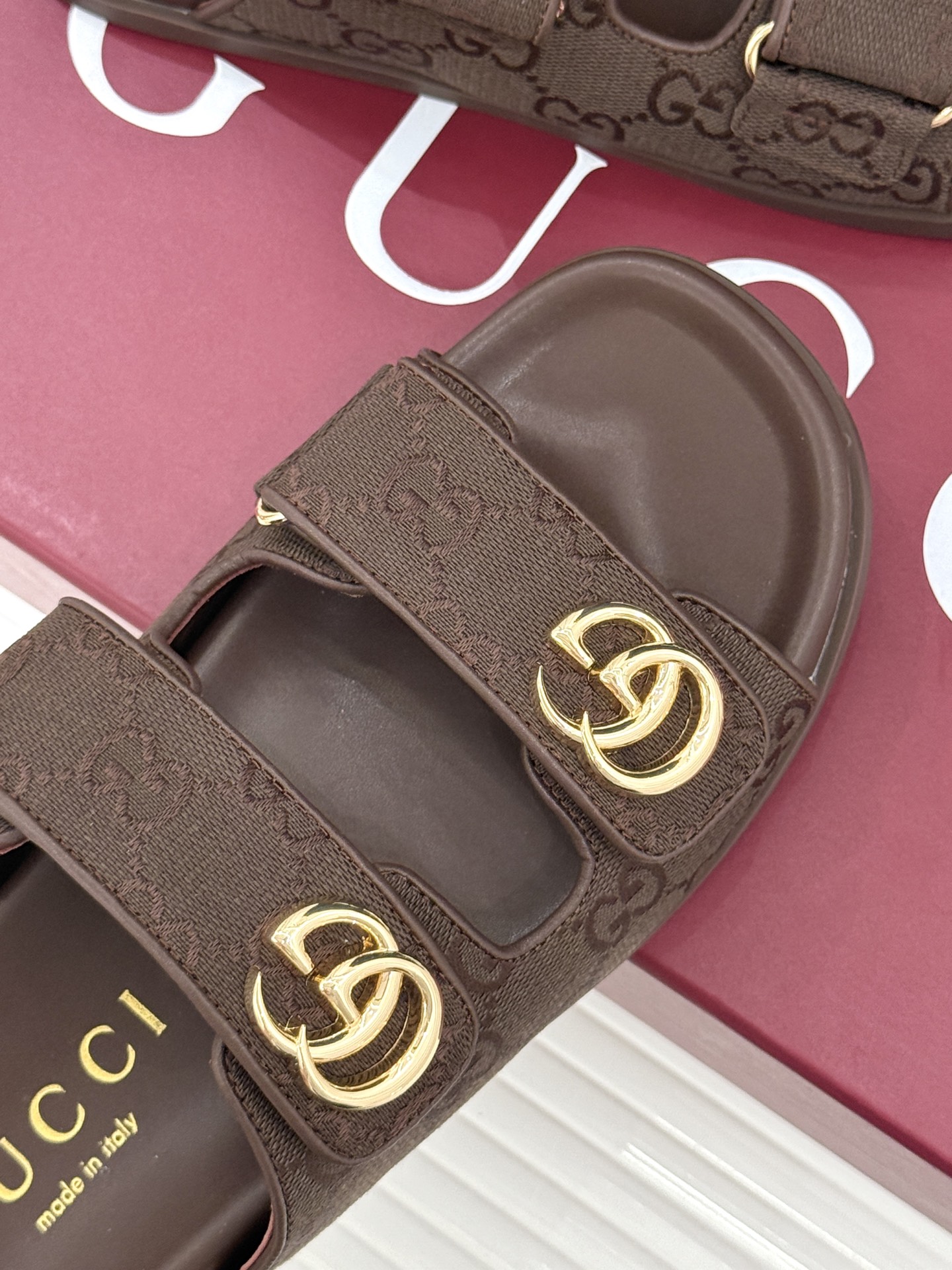 Gucci/古驰经典春双G扣沙滩魔术贴懒人拖鞋夏天必备懒人福音鞋 谁穿谁美！很轻盈上脚意外的舒适 还不挑