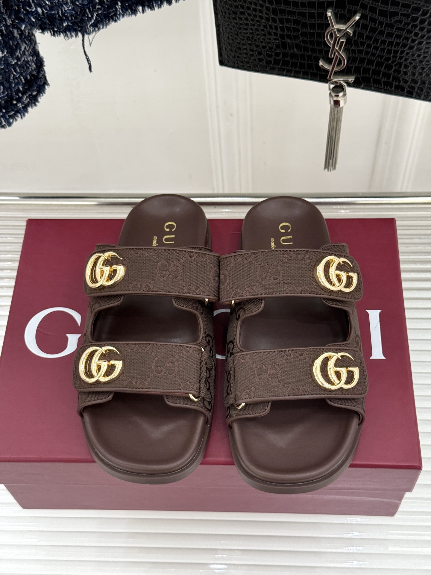 Gucci/古驰经典春双G扣沙滩魔术贴懒人拖鞋夏天必备懒人福音鞋 谁穿谁美！很轻盈上脚意外的舒适 还不挑
