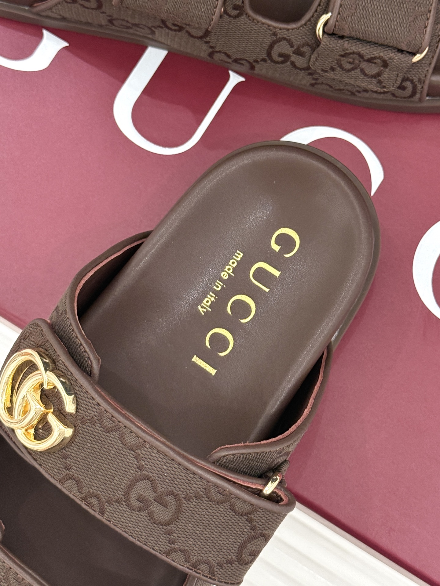 Gucci/古驰经典春双G扣沙滩魔术贴懒人拖鞋夏天必备懒人福音鞋 谁穿谁美！很轻盈上脚意外的舒适 还不挑