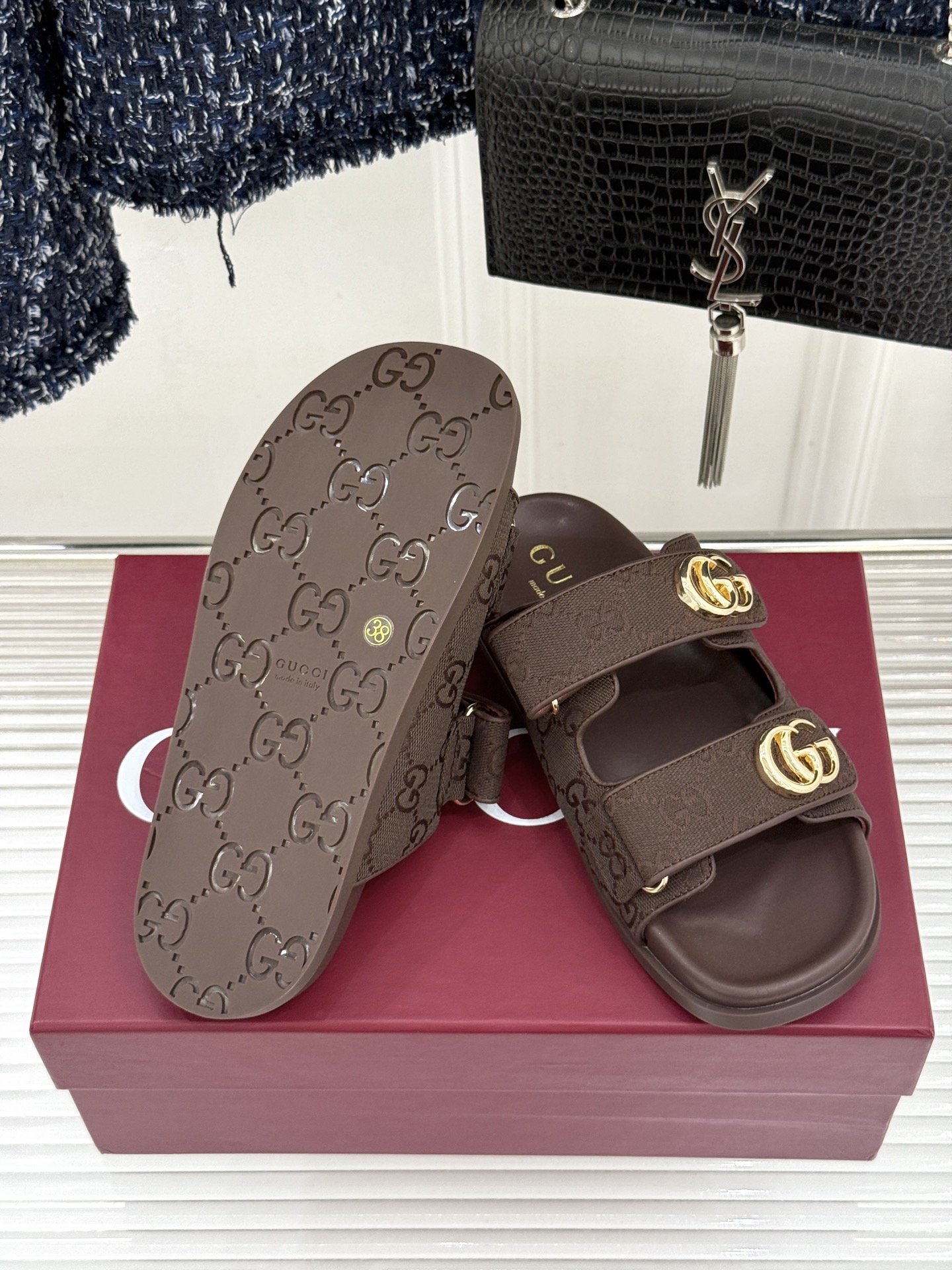 Gucci/古驰经典春双G扣沙滩魔术贴懒人拖鞋夏天必备懒人福音鞋 谁穿谁美！很轻盈上脚意外的舒适 还不挑