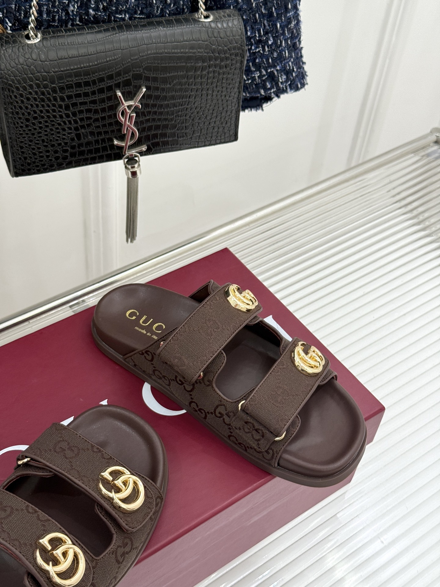 Gucci/古驰经典春双G扣沙滩魔术贴懒人拖鞋夏天必备懒人福音鞋 谁穿谁美！很轻盈上脚意外的舒适 还不挑
