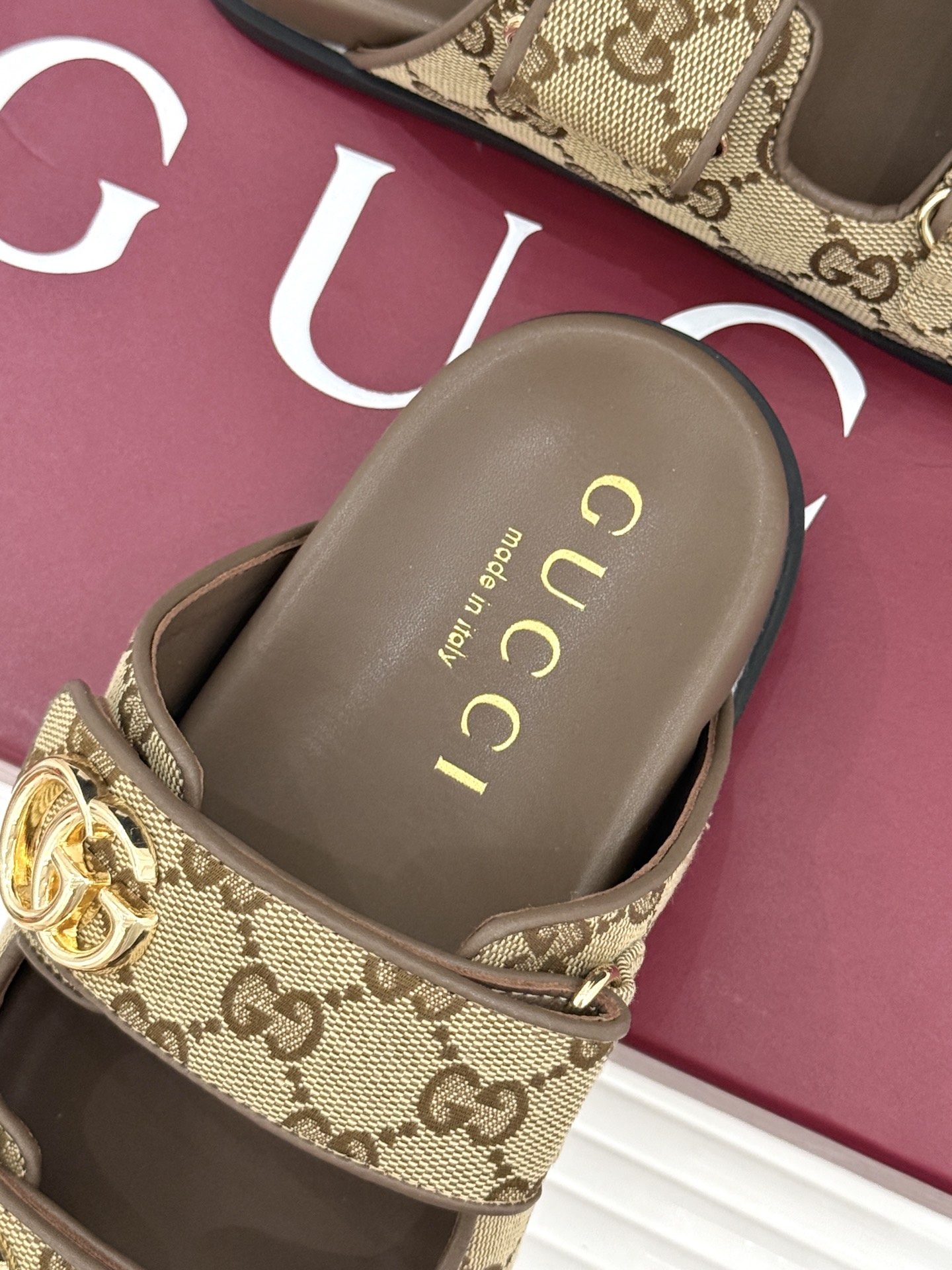 Gucci/古驰经典春双G扣沙滩魔术贴懒人拖鞋夏天必备懒人福音鞋 谁穿谁美！很轻盈上脚意外的舒适 还不挑