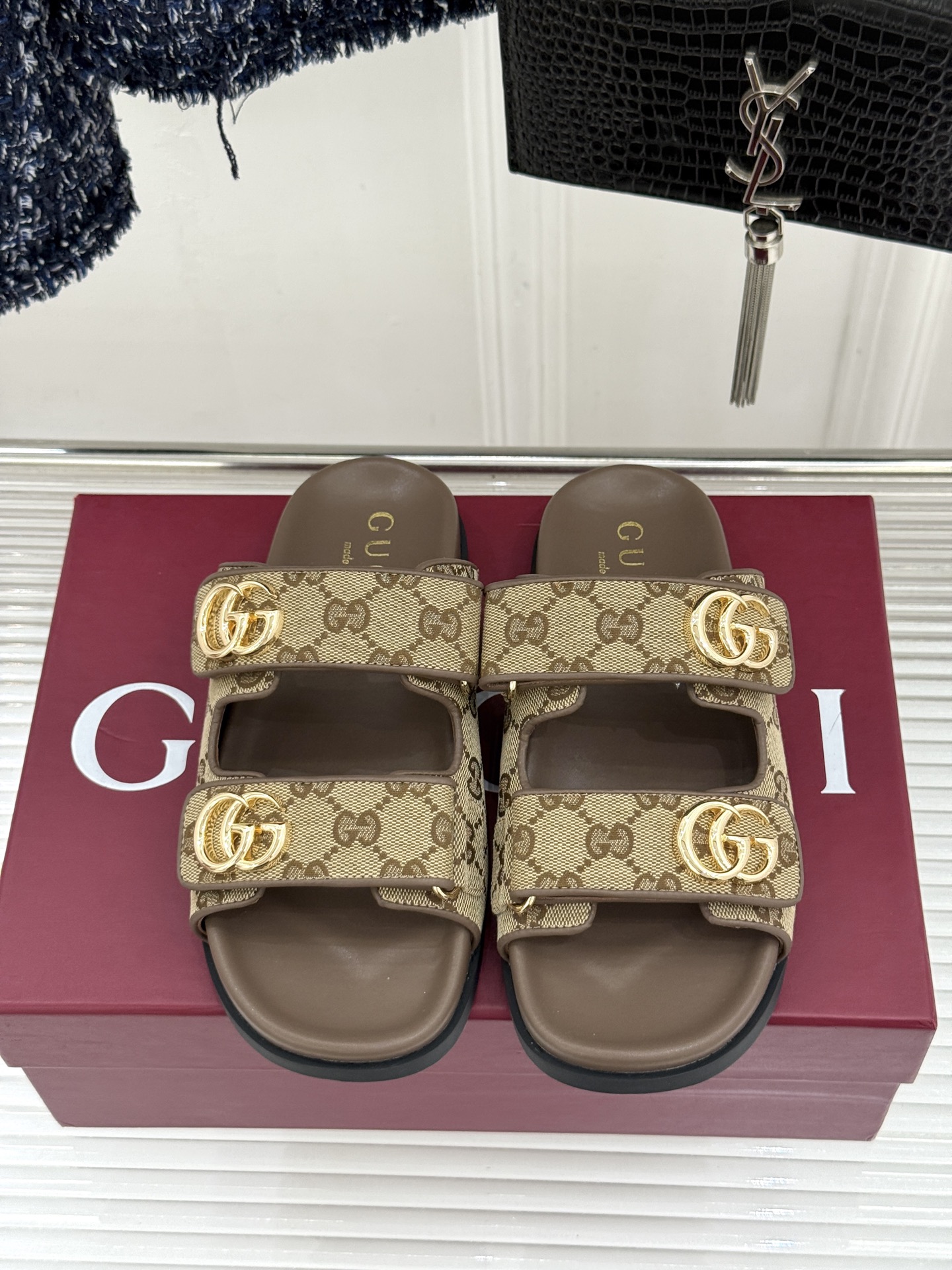 Gucci/古驰经典春双G扣沙滩魔术贴懒人拖鞋夏天必备懒人福音鞋 谁穿谁美！很轻盈上脚意外的舒适 还不挑