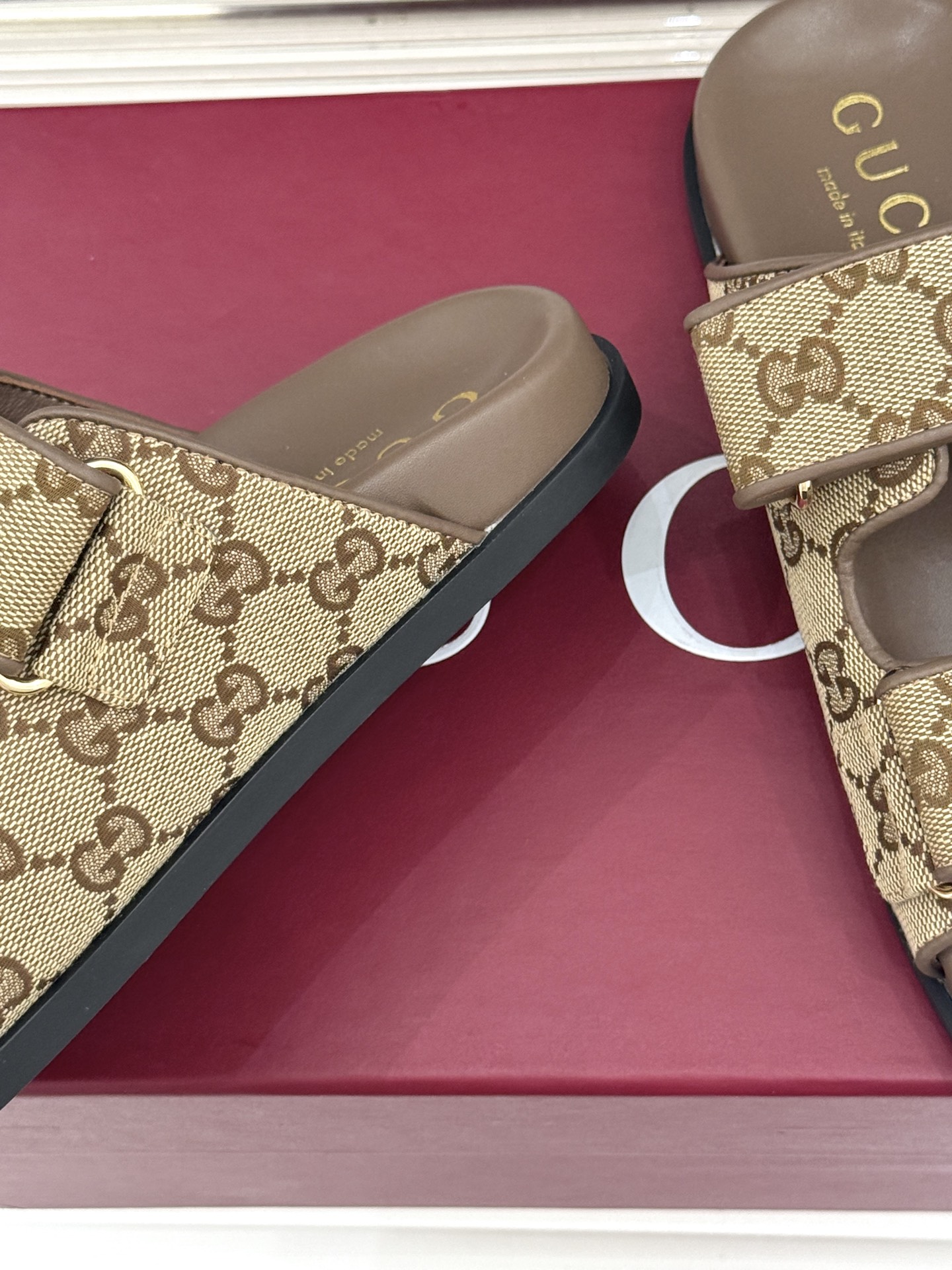 Gucci/古驰经典春双G扣沙滩魔术贴懒人拖鞋夏天必备懒人福音鞋 谁穿谁美！很轻盈上脚意外的舒适 还不挑