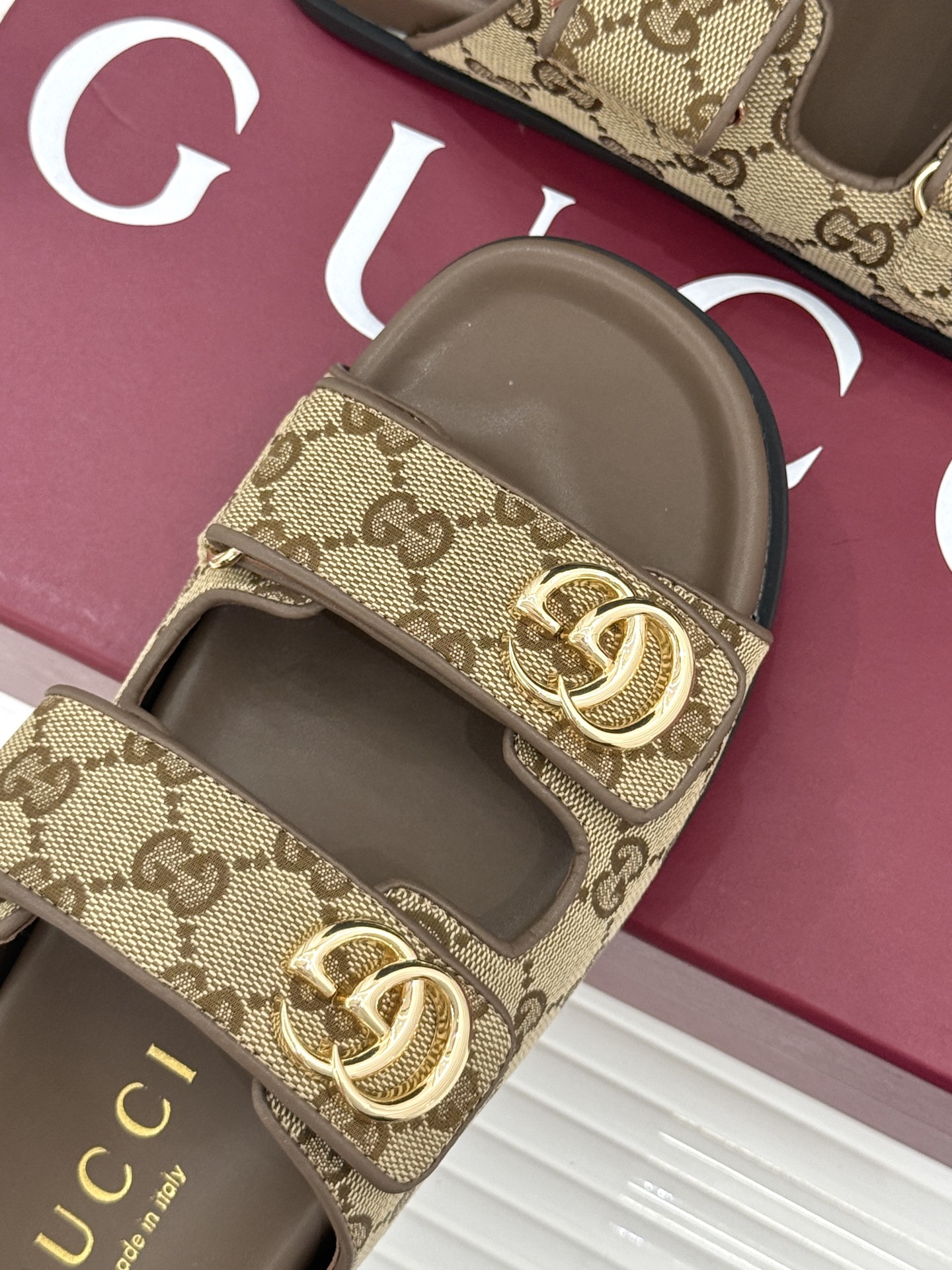 Gucci/古驰经典春双G扣沙滩魔术贴懒人拖鞋夏天必备懒人福音鞋 谁穿谁美！很轻盈上脚意外的舒适 还不挑