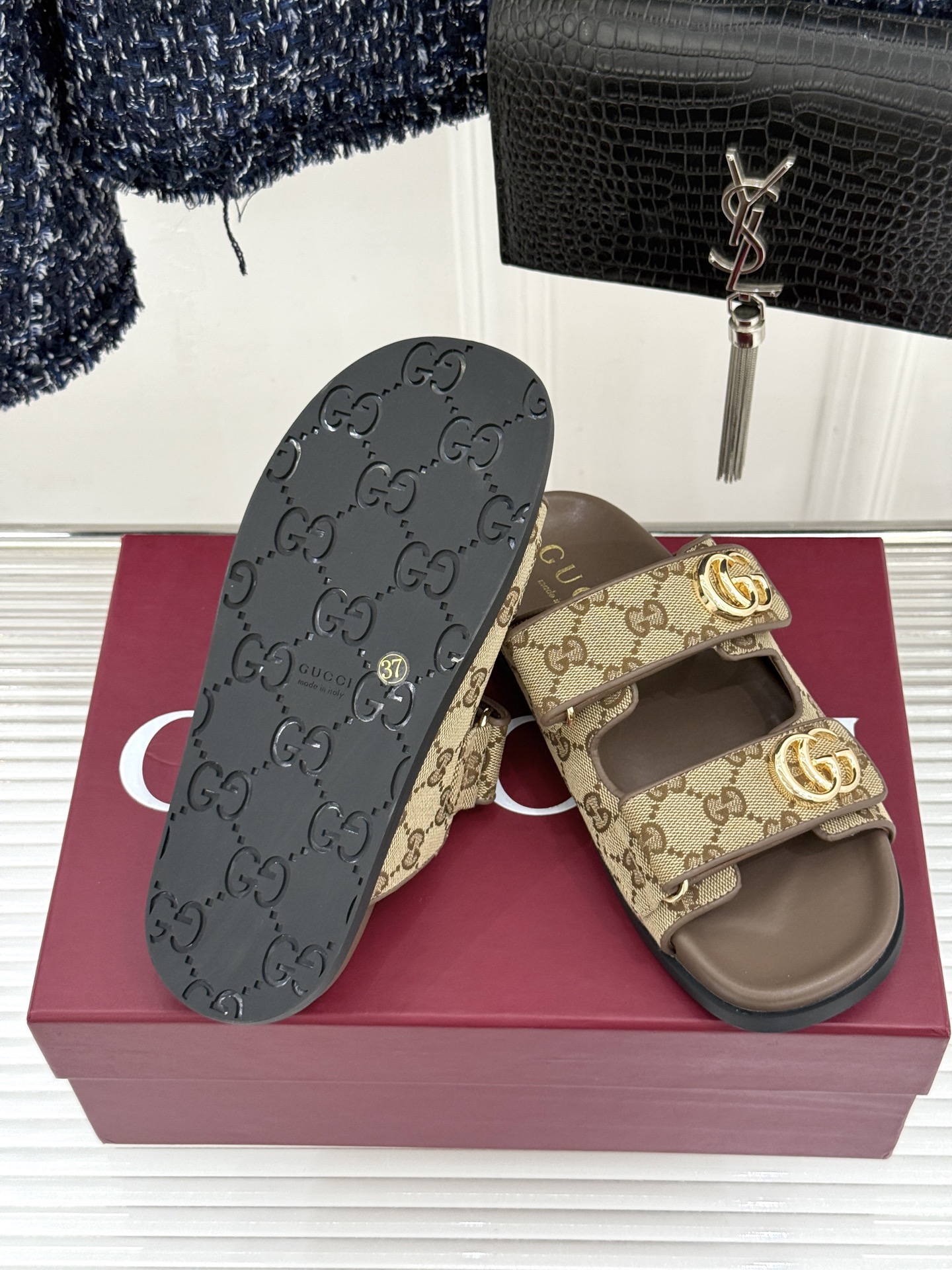 Gucci/古驰经典春双G扣沙滩魔术贴懒人拖鞋夏天必备懒人福音鞋 谁穿谁美！很轻盈上脚意外的舒适 还不挑