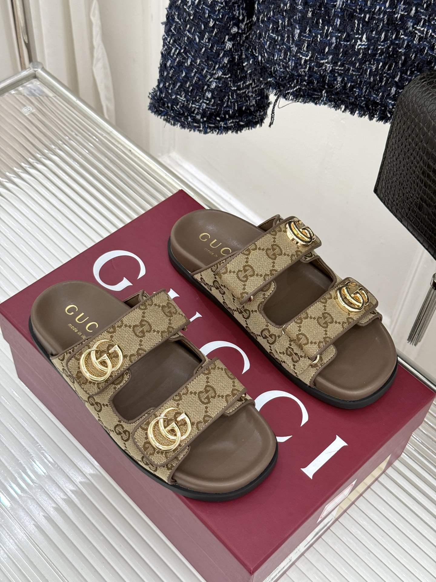 Gucci/古驰经典春双G扣沙滩魔术贴懒人拖鞋夏天必备懒人福音鞋 谁穿谁美！很轻盈上脚意外的舒适 还不挑