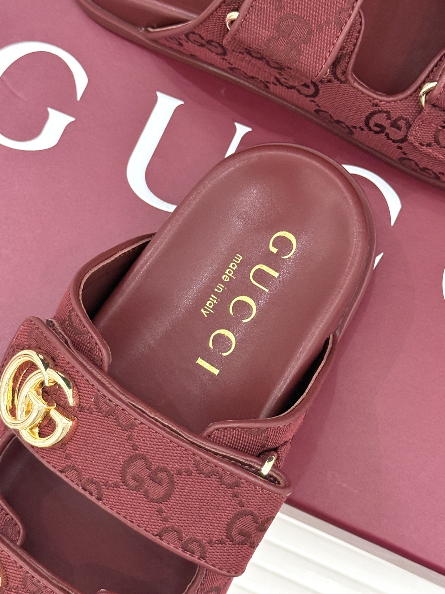 Gucci/古驰经典春双G扣沙滩魔术贴懒人拖鞋夏天必备懒人福音鞋 谁穿谁美！很轻盈上脚意外的舒适 还不挑