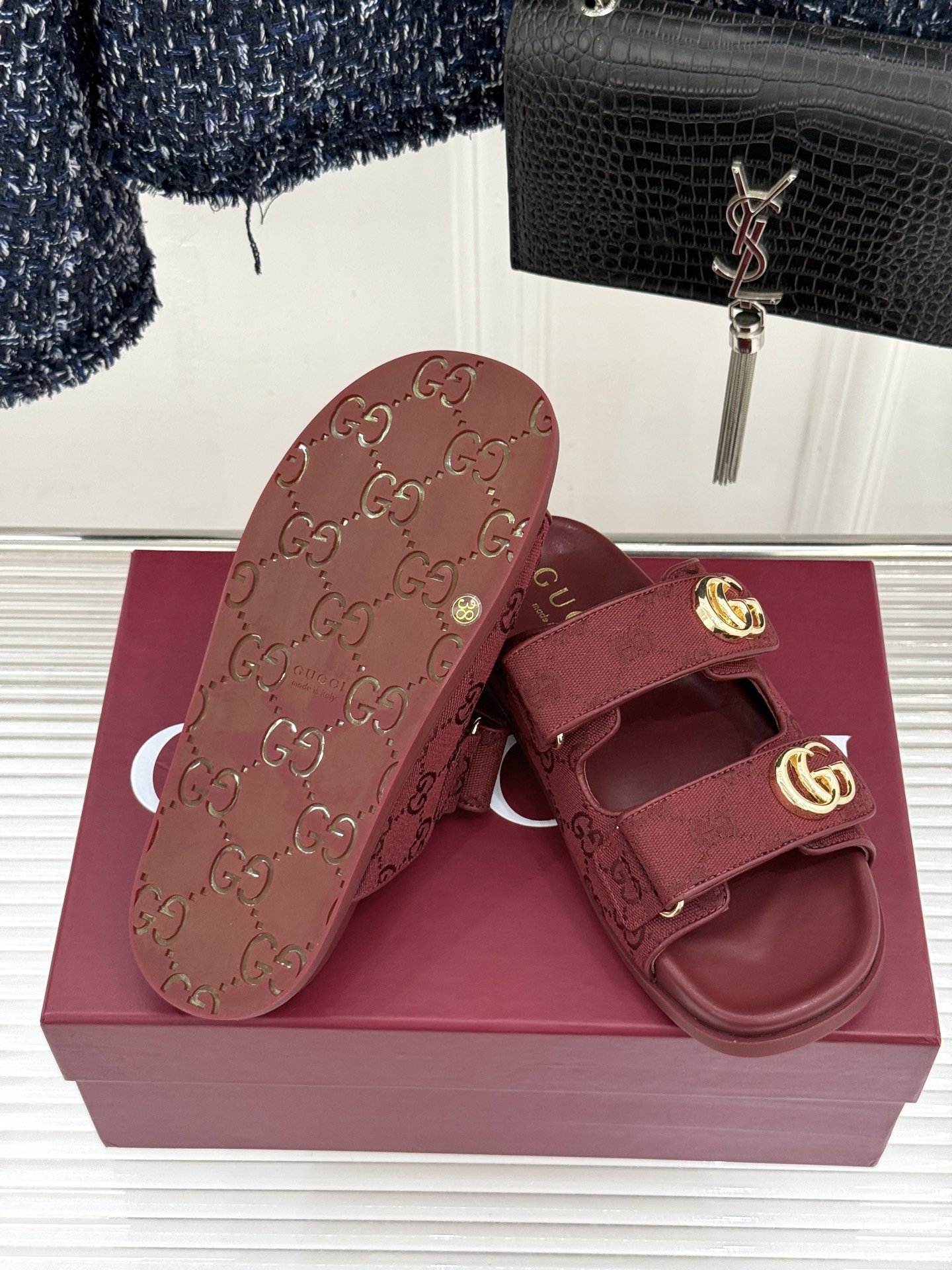 Gucci/古驰经典春双G扣沙滩魔术贴懒人拖鞋夏天必备懒人福音鞋 谁穿谁美！很轻盈上脚意外的舒适 还不挑