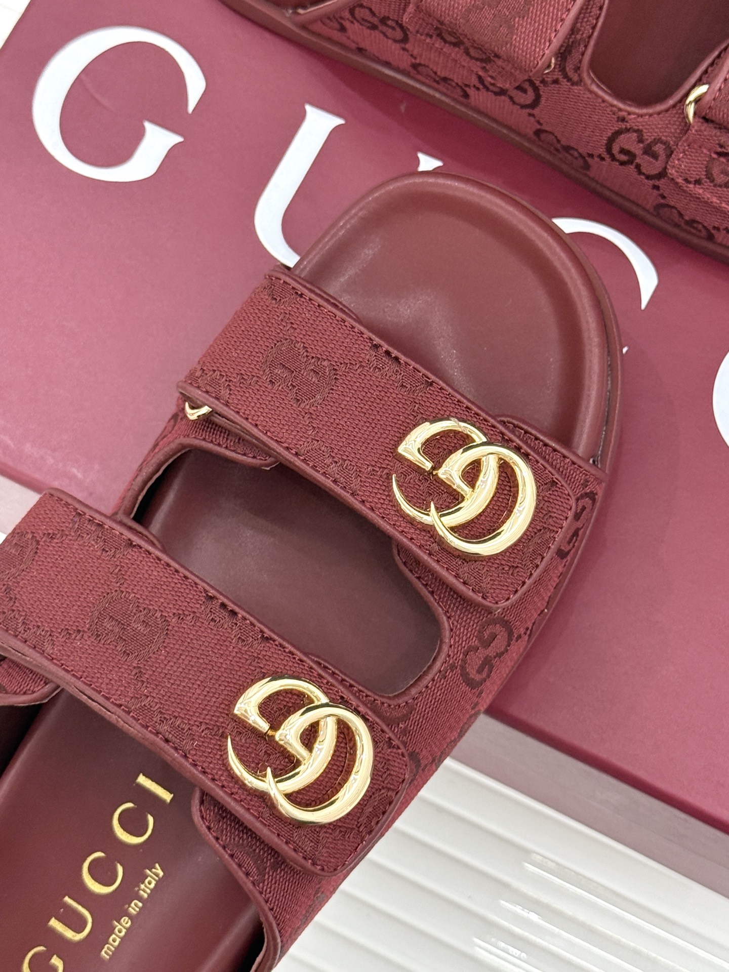 Gucci/古驰经典春双G扣沙滩魔术贴懒人拖鞋夏天必备懒人福音鞋 谁穿谁美！很轻盈上脚意外的舒适 还不挑