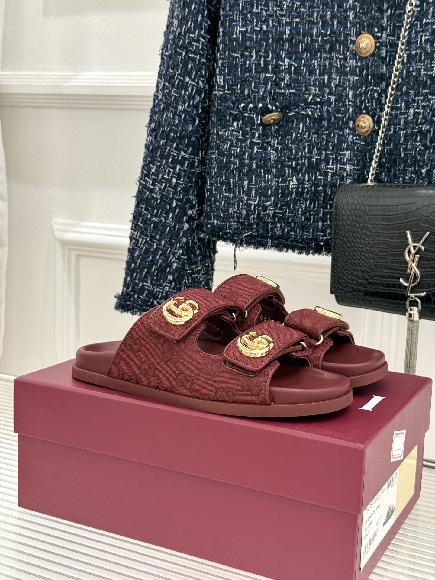 NO:787423,Gucci/Gucci Classic Spring Double G Buckle Beach Velcro Lazy Slippers Summer Must-Have Lazy Gospel Shoes Whoever wears them looks better!  Very light and surprisingly comfortable on the feet. Not picky about foot shape. The simple Velcro design is very attractive. It can be adjusted in size. The original molded plating of the hardware buckle is not easy to fade. The fabric is made of original customized materials. The sheepskin lining is very comfortable and does not scratch or scratch the feet. The original molded custom outsole Size35-39 (customized on 40/41/42) No. 96220260329, slippers, gucci, gucci, slippers, sheepskin19860909Gucci/古驰经典春双G扣沙滩魔术贴 懒人拖鞋 夏天必备懒人福音鞋 谁穿谁美！ 很轻盈上脚意外的舒适 还不挑脚型 简约的魔术贴设计很耐看 可调节大小 五金扣原版开模电镀不易褪色 面料采用原版定制材质 内里羊皮很舒服不刮也不磨脚 原版开模定制大底 Size35-39（40/41/42定制） 编号96220260329,拖鞋,gucci,gucci,slippers,sheepskin,Women's Shoes