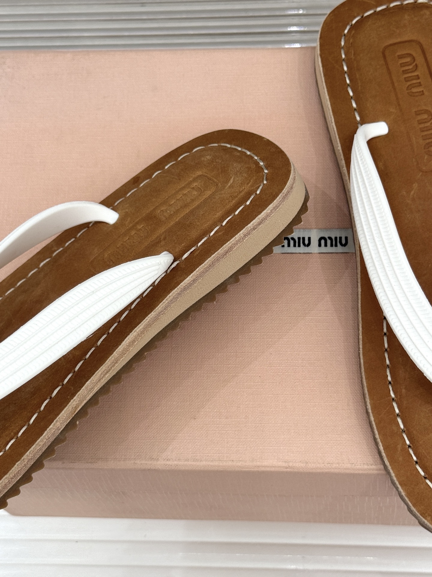 Miu Miu/缪缪26WF新品极简沙滩夹脚人字拖鞋以极简笔触定义沙滩优雅。利落夹脚人字带贴合脚背删繁就