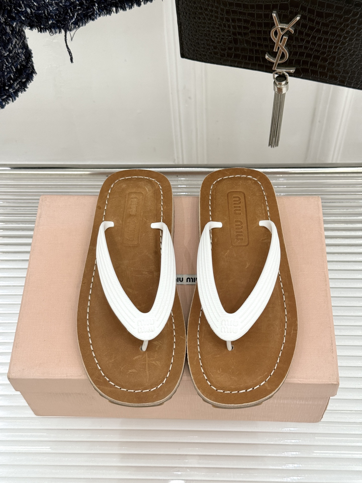 Miu Miu/缪缪26WF新品极简沙滩夹脚人字拖鞋以极简笔触定义沙滩优雅。利落夹脚人字带贴合脚背删繁就