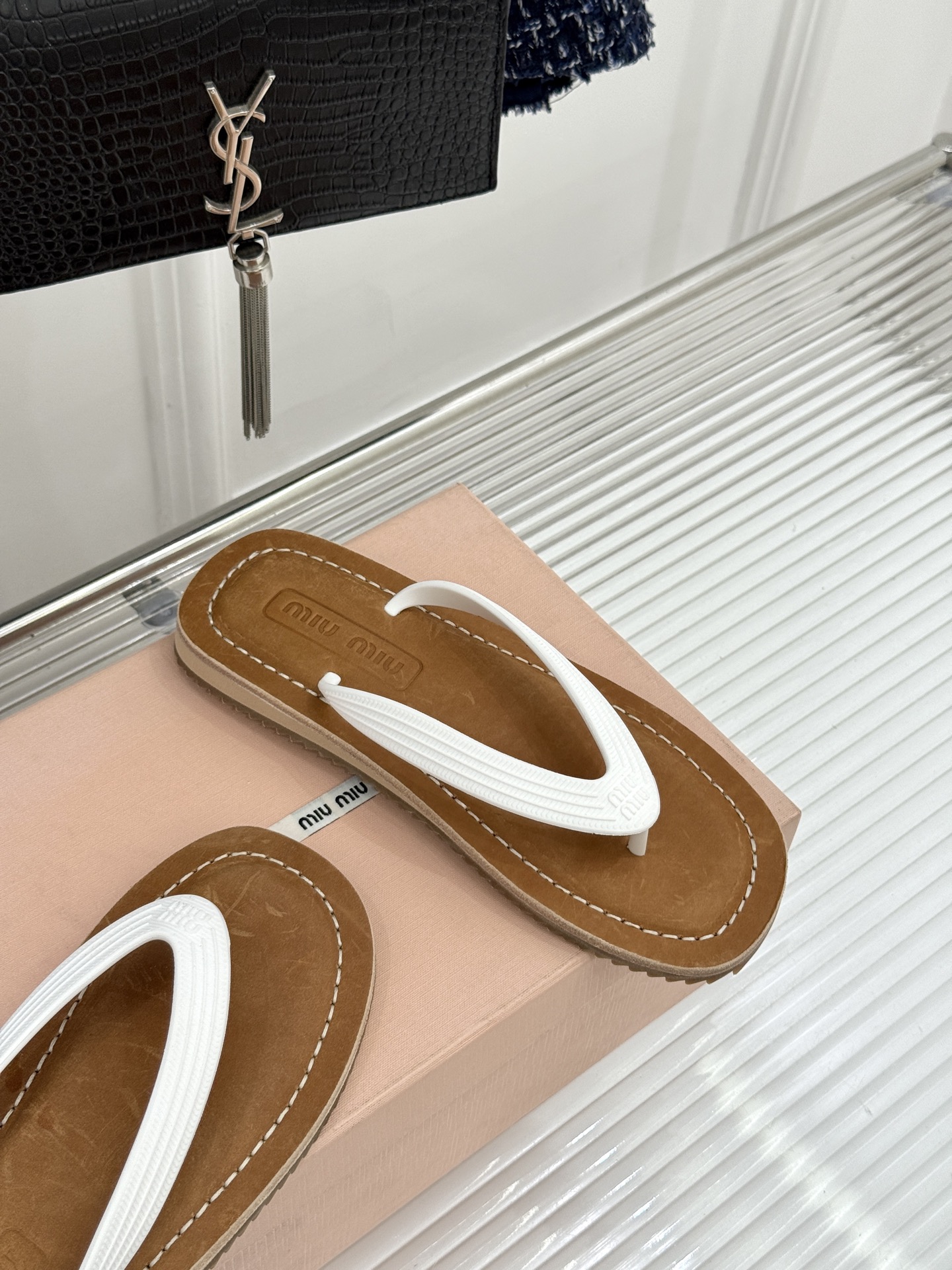 Miu Miu/缪缪26WF新品极简沙滩夹脚人字拖鞋以极简笔触定义沙滩优雅。利落夹脚人字带贴合脚背删繁就