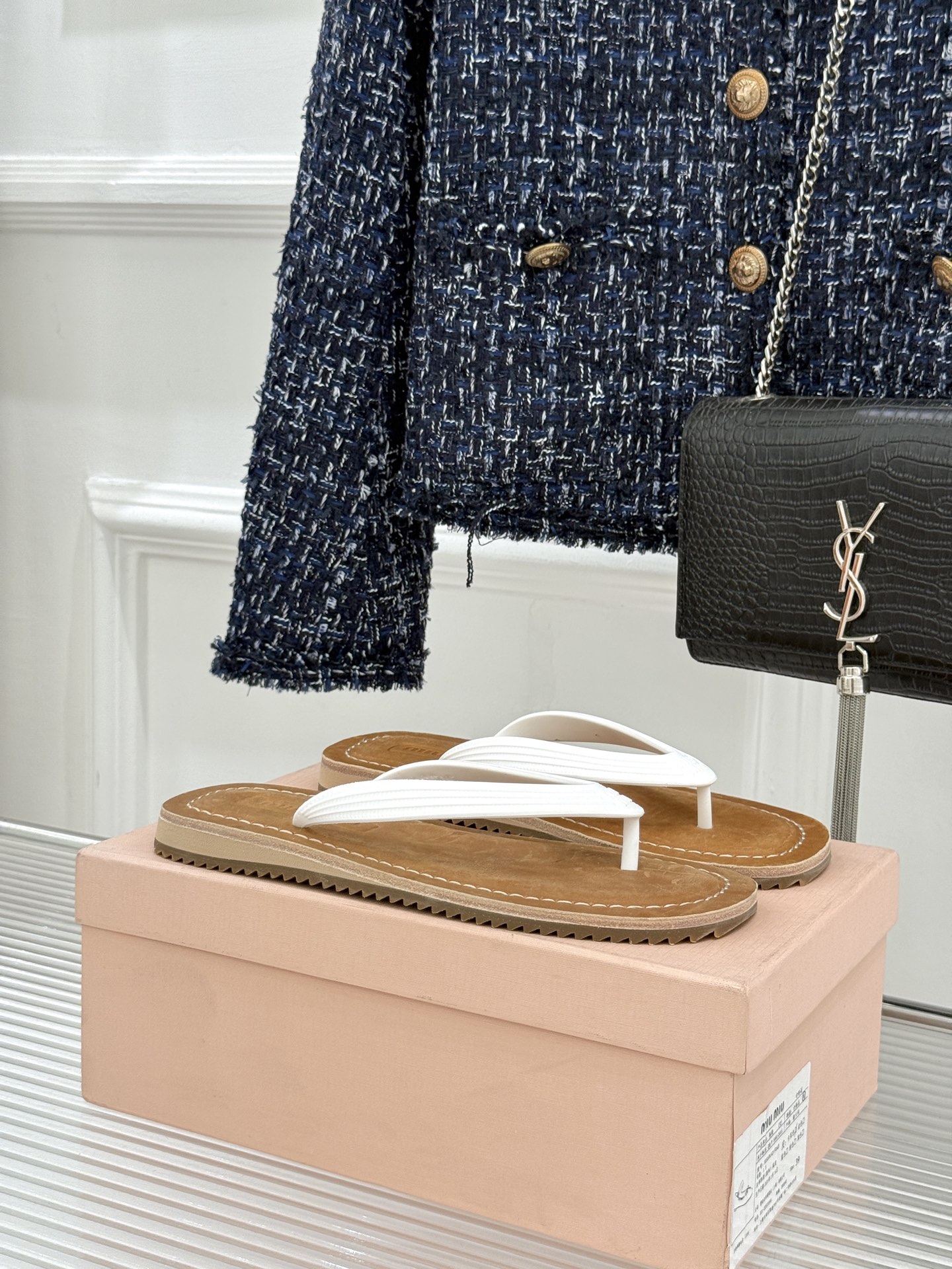 Miu Miu/缪缪26WF新品极简沙滩夹脚人字拖鞋以极简笔触定义沙滩优雅。利落夹脚人字带贴合脚背删繁就