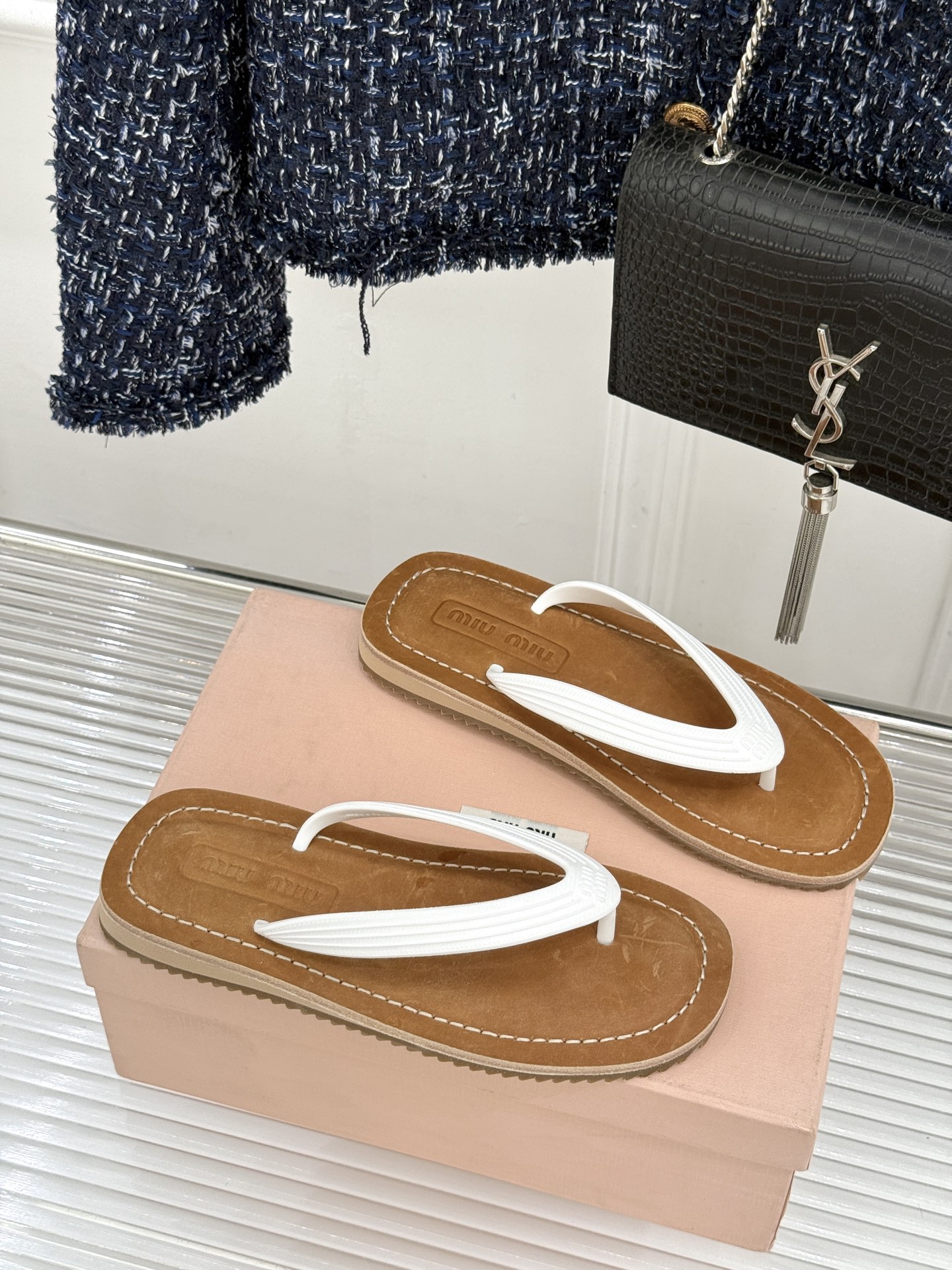 Miu Miu/缪缪26WF新品极简沙滩夹脚人字拖鞋以极简笔触定义沙滩优雅。利落夹脚人字带贴合脚背删繁就