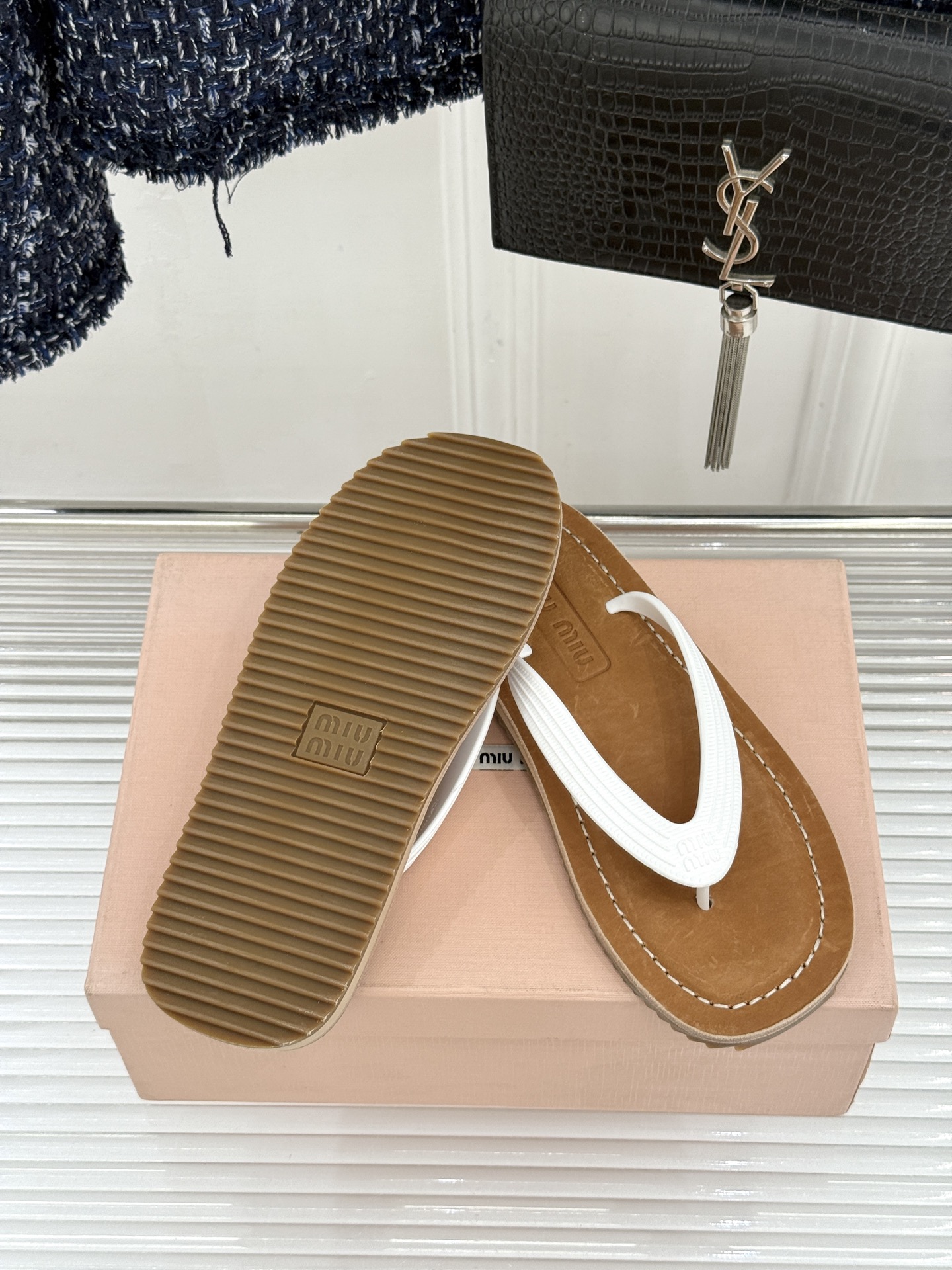 Miu Miu/缪缪26WF新品极简沙滩夹脚人字拖鞋以极简笔触定义沙滩优雅。利落夹脚人字带贴合脚背删繁就