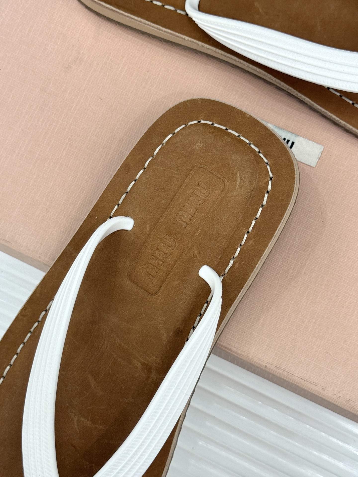 Miu Miu/缪缪26WF新品极简沙滩夹脚人字拖鞋以极简笔触定义沙滩优雅。利落夹脚人字带贴合脚背删繁就