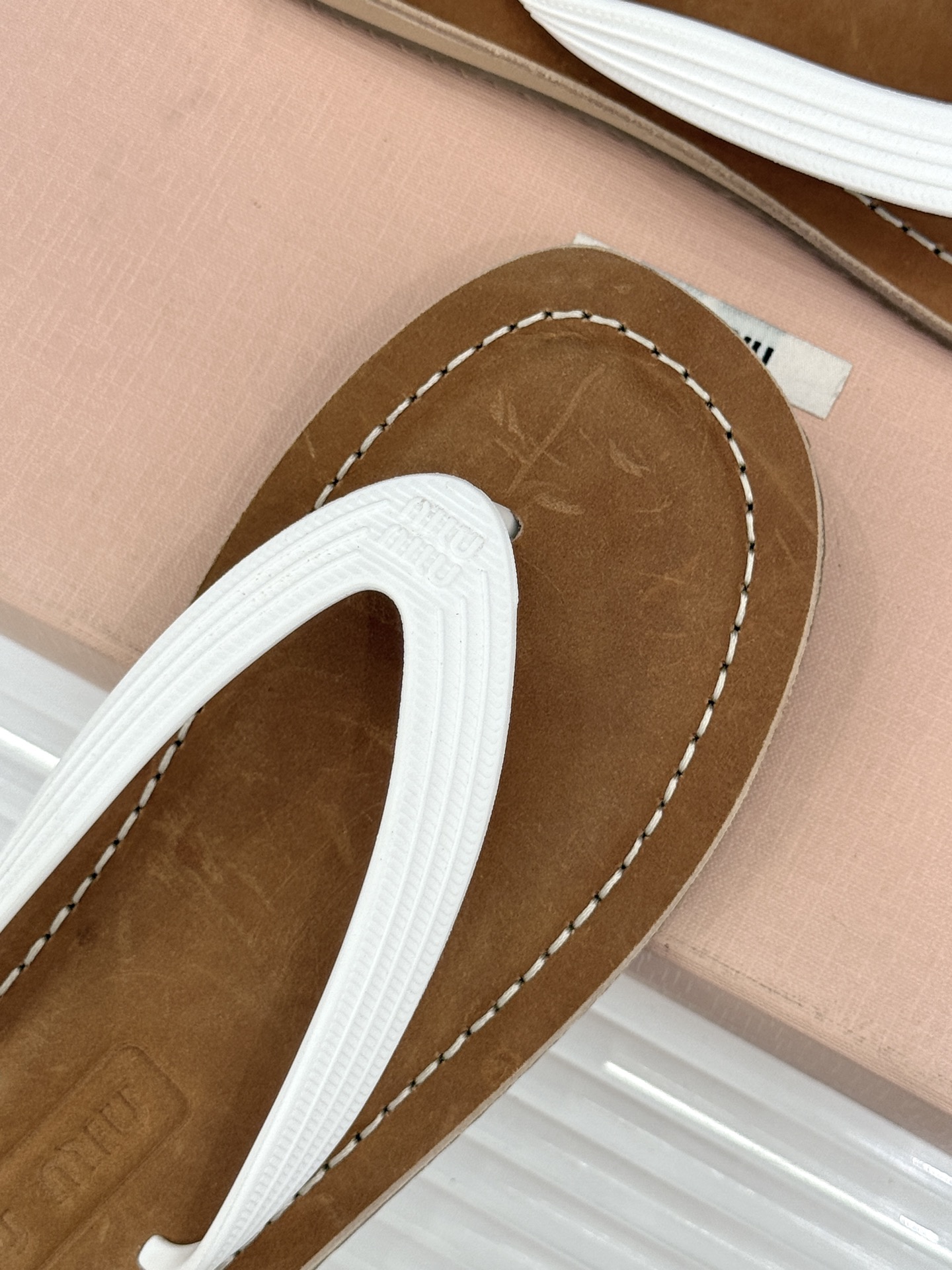 Miu Miu/缪缪26WF新品极简沙滩夹脚人字拖鞋以极简笔触定义沙滩优雅。利落夹脚人字带贴合脚背删繁就