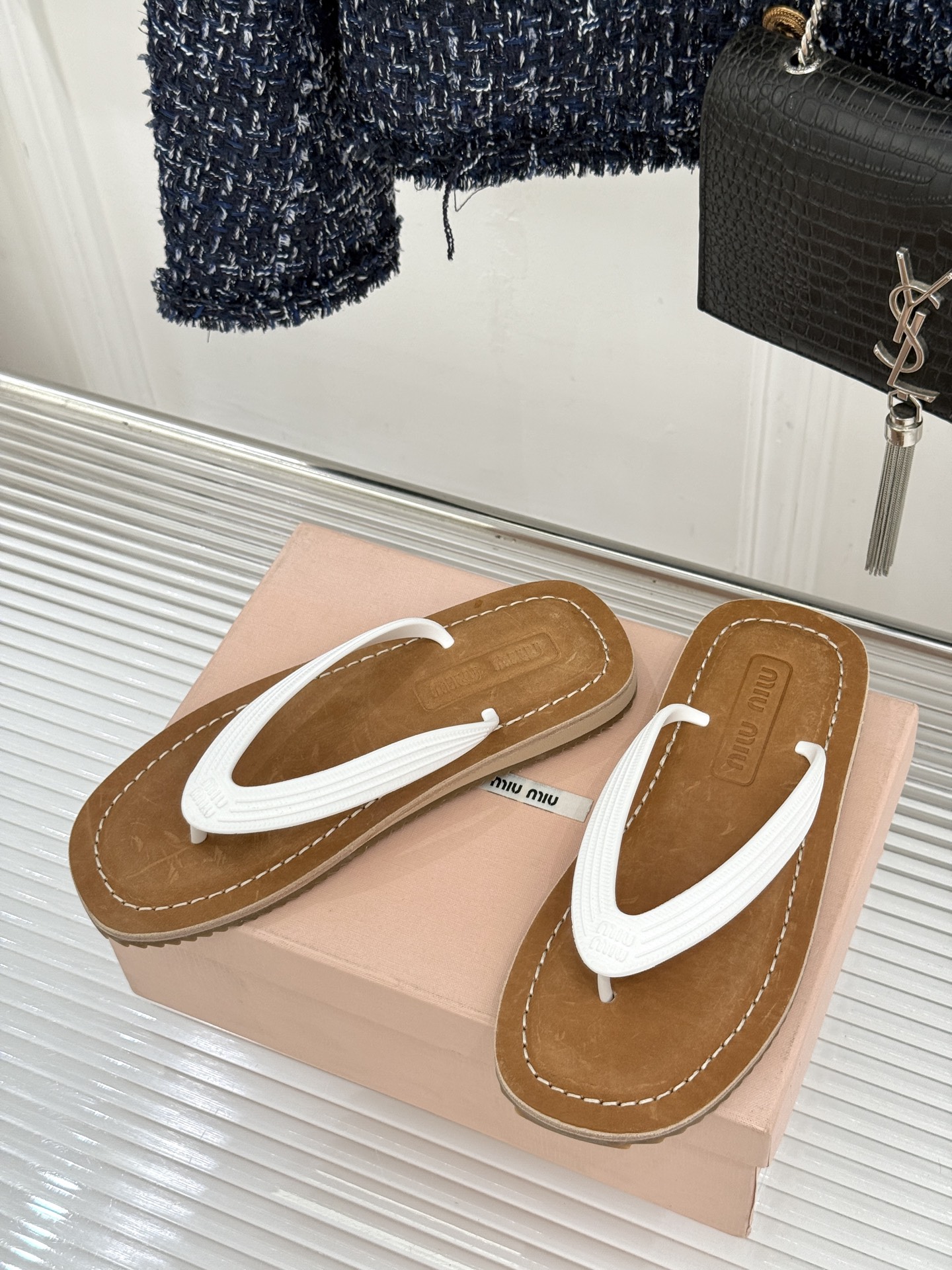 Miu Miu/缪缪26WF新品极简沙滩夹脚人字拖鞋以极简笔触定义沙滩优雅。利落夹脚人字带贴合脚背删繁就