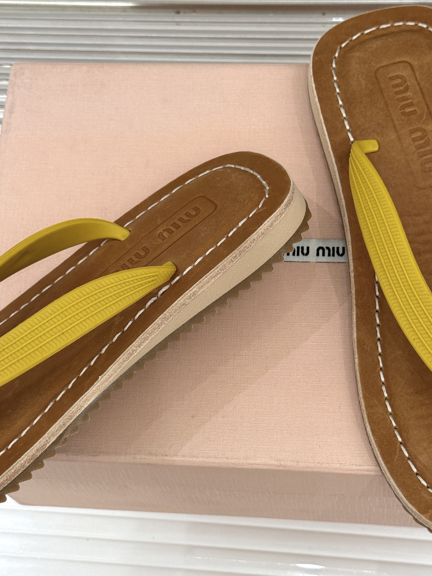 Miu Miu/缪缪26WF新品极简沙滩夹脚人字拖鞋以极简笔触定义沙滩优雅。利落夹脚人字带贴合脚背删繁就