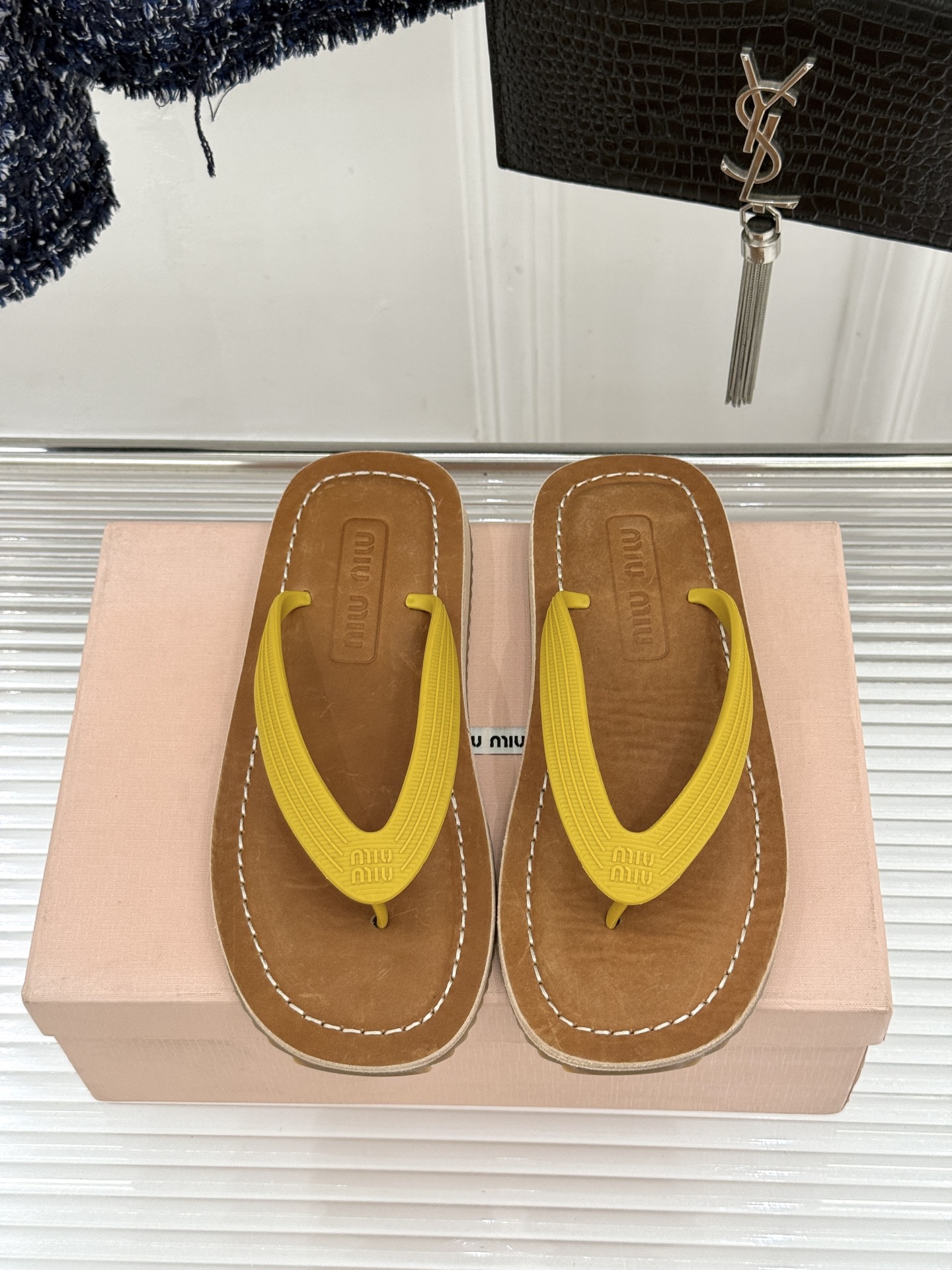 Miu Miu/缪缪26WF新品极简沙滩夹脚人字拖鞋以极简笔触定义沙滩优雅。利落夹脚人字带贴合脚背删繁就