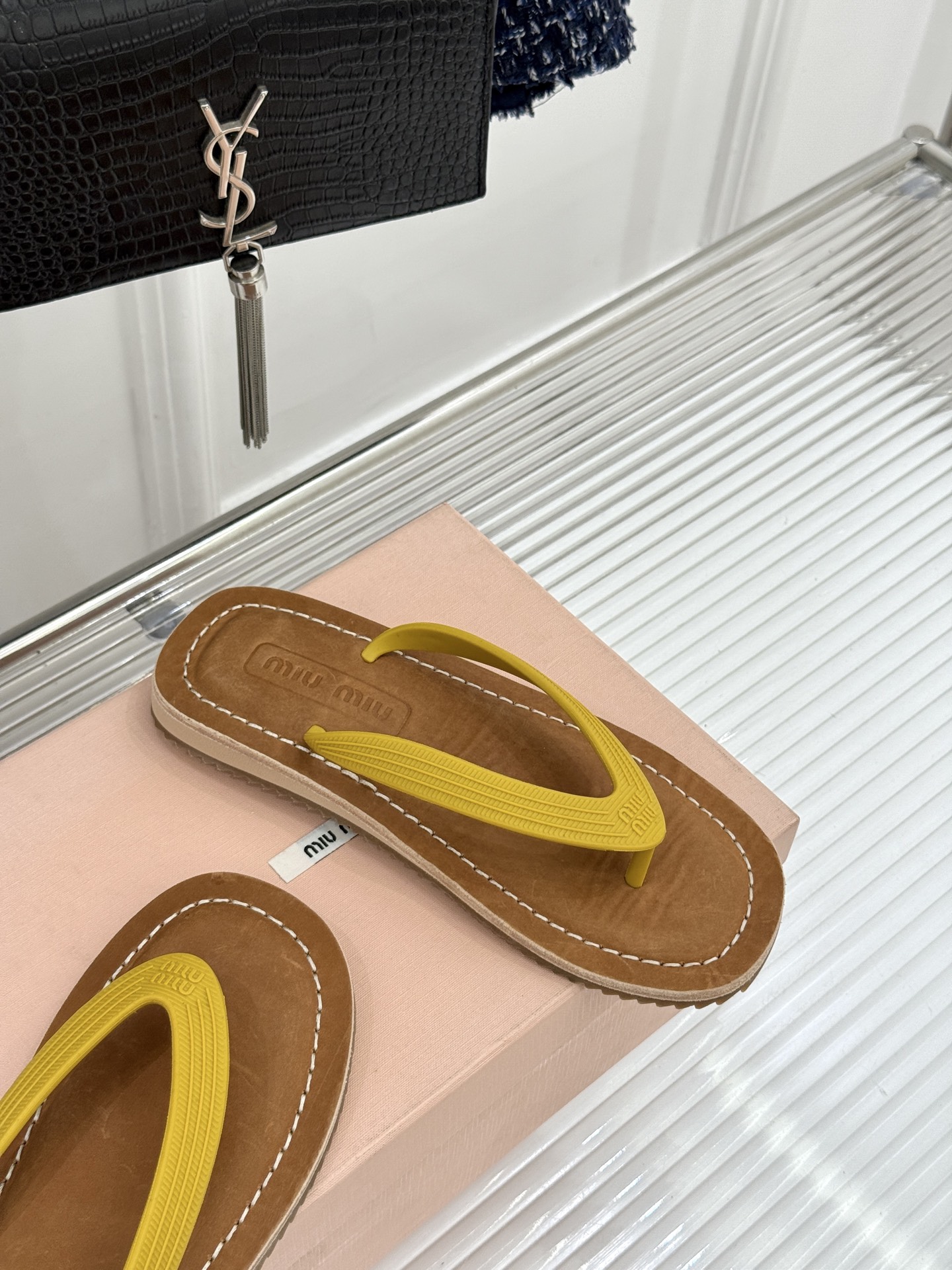 Miu Miu/缪缪26WF新品极简沙滩夹脚人字拖鞋以极简笔触定义沙滩优雅。利落夹脚人字带贴合脚背删繁就