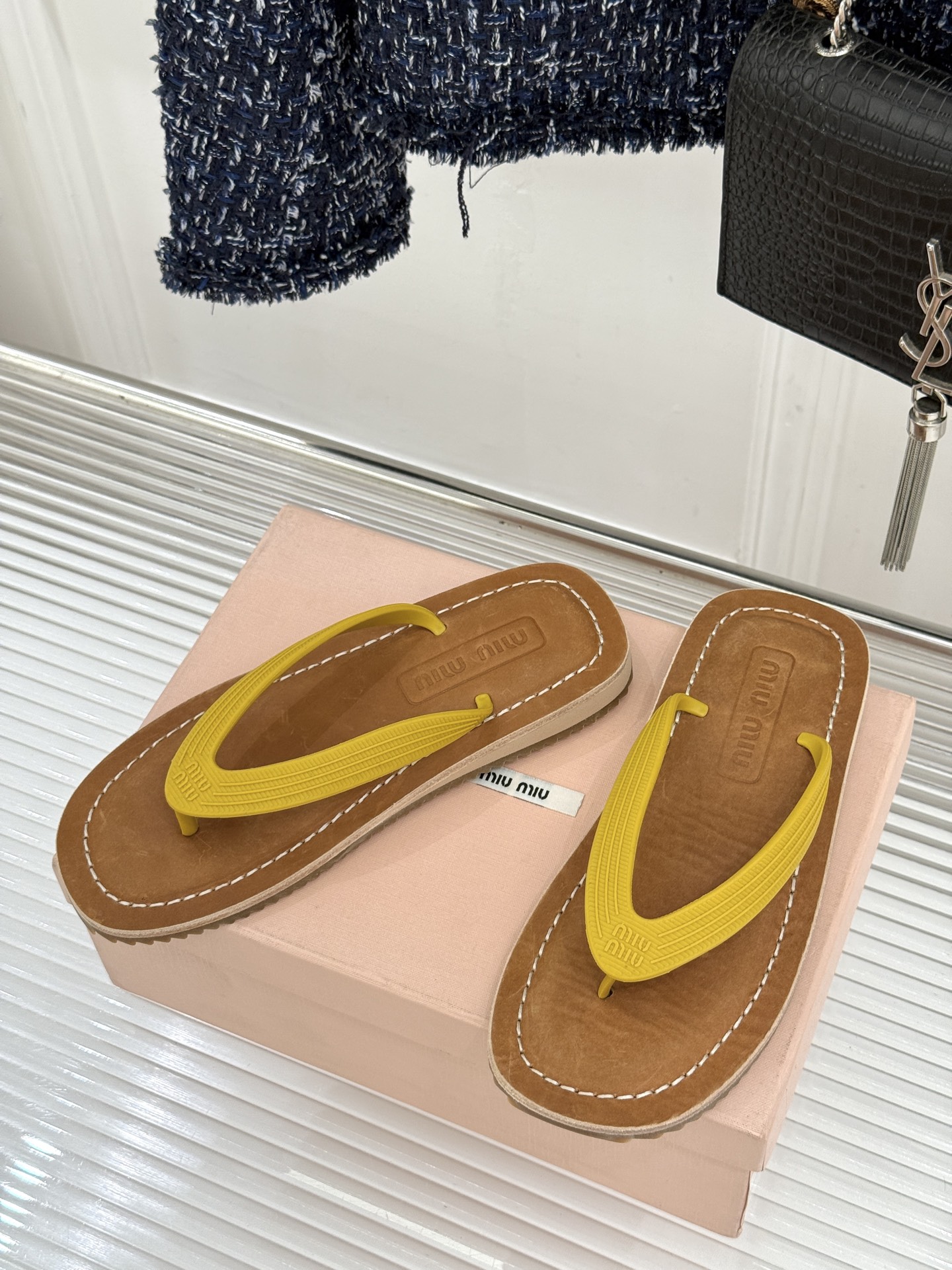 Miu Miu/缪缪26WF新品极简沙滩夹脚人字拖鞋以极简笔触定义沙滩优雅。利落夹脚人字带贴合脚背删繁就