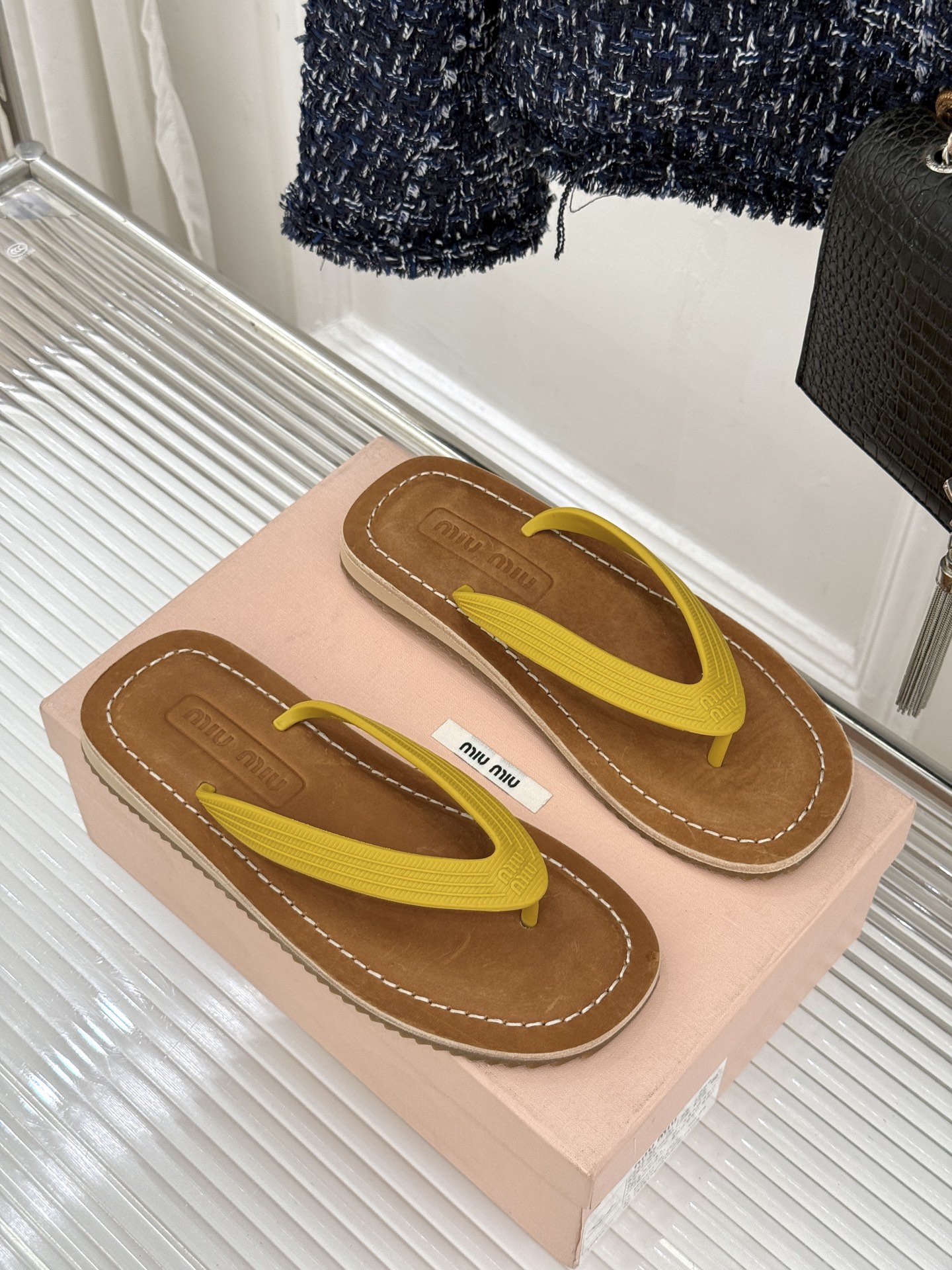 Miu Miu/缪缪26WF新品极简沙滩夹脚人字拖鞋以极简笔触定义沙滩优雅。利落夹脚人字带贴合脚背删繁就