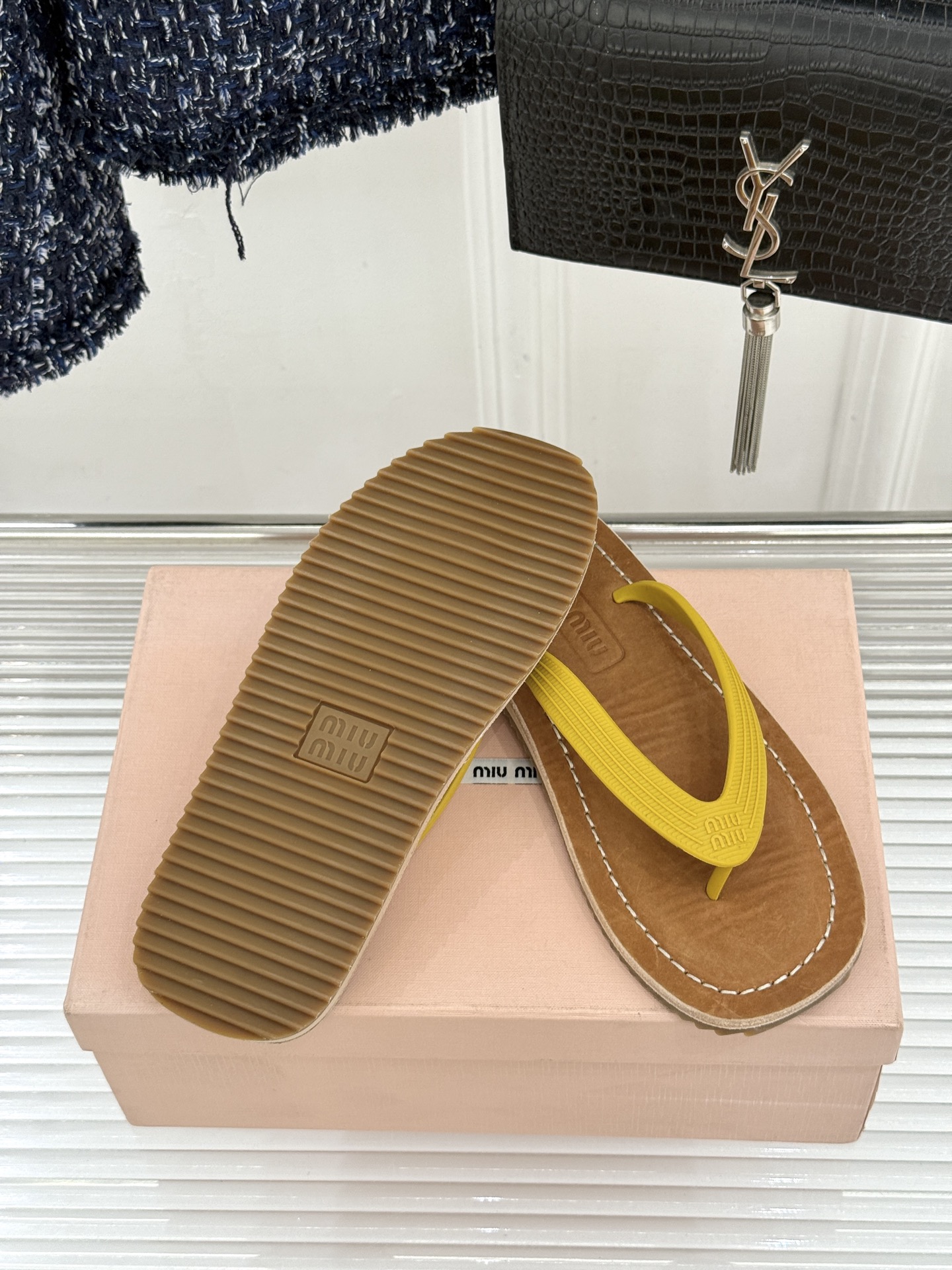 Miu Miu/缪缪26WF新品极简沙滩夹脚人字拖鞋以极简笔触定义沙滩优雅。利落夹脚人字带贴合脚背删繁就