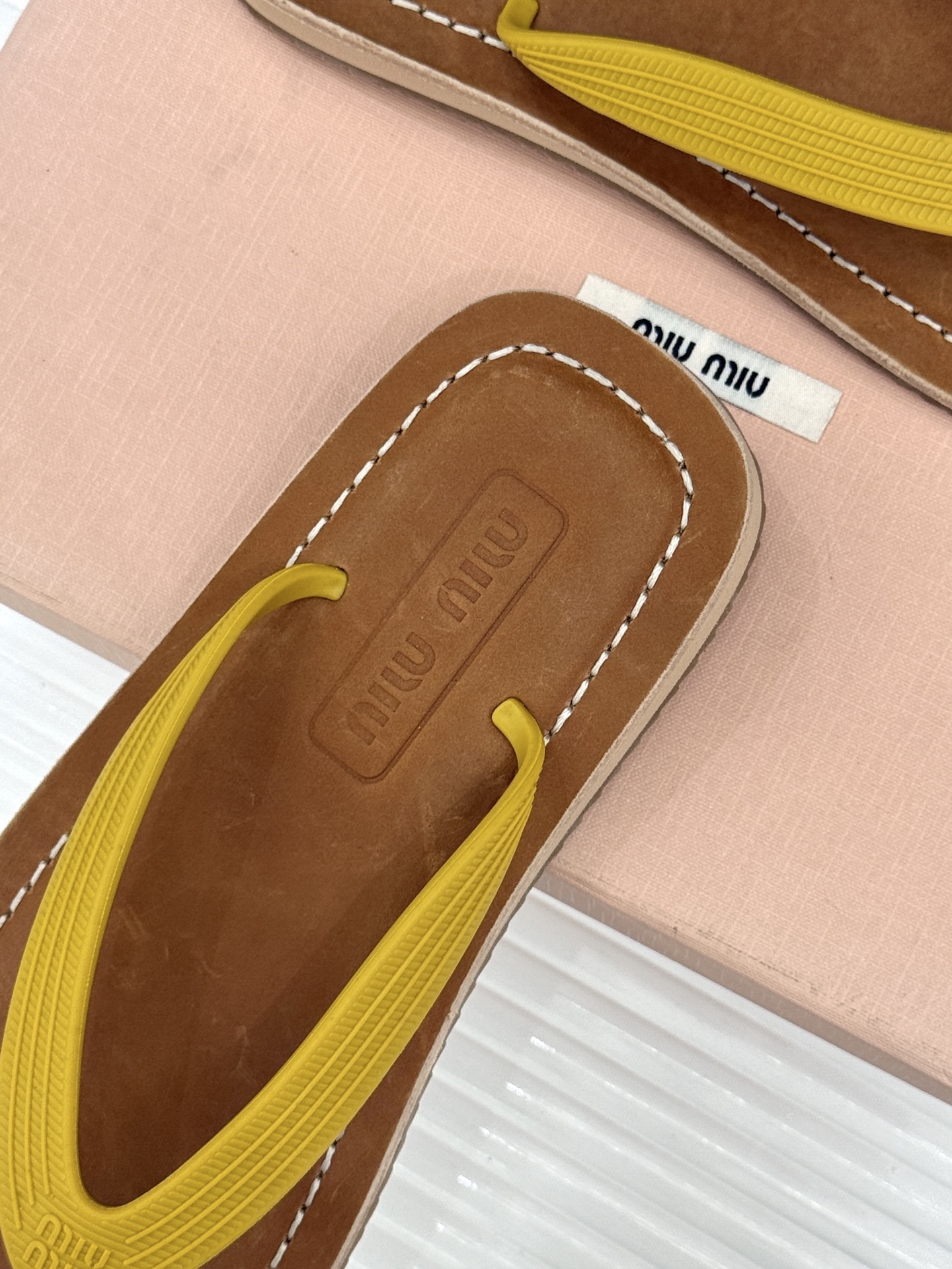 Miu Miu/缪缪26WF新品极简沙滩夹脚人字拖鞋以极简笔触定义沙滩优雅。利落夹脚人字带贴合脚背删繁就