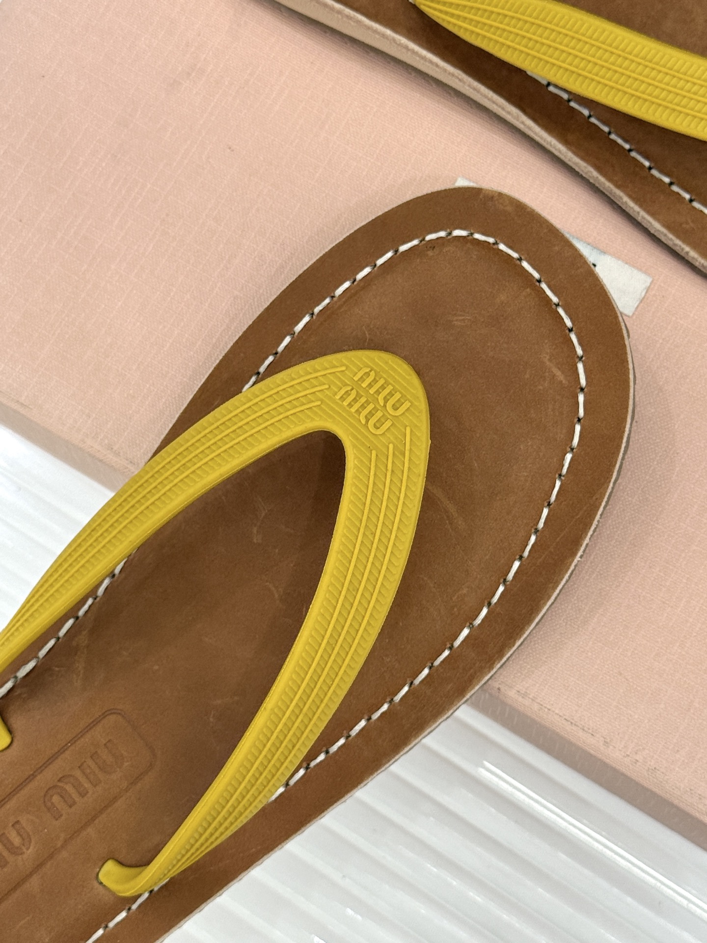 Miu Miu/缪缪26WF新品极简沙滩夹脚人字拖鞋以极简笔触定义沙滩优雅。利落夹脚人字带贴合脚背删繁就