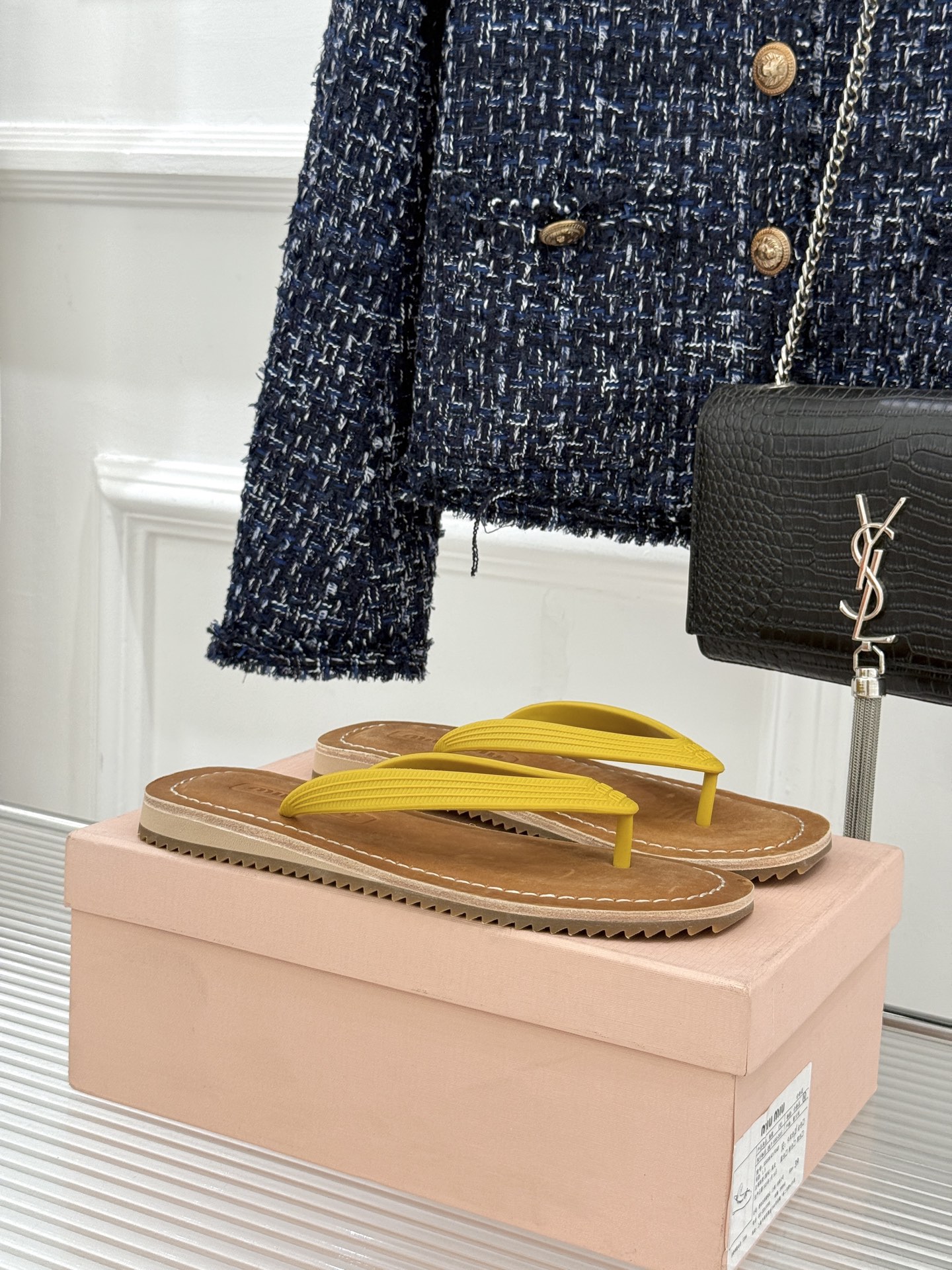 Miu Miu/缪缪26WF新品极简沙滩夹脚人字拖鞋以极简笔触定义沙滩优雅。利落夹脚人字带贴合脚背删繁就