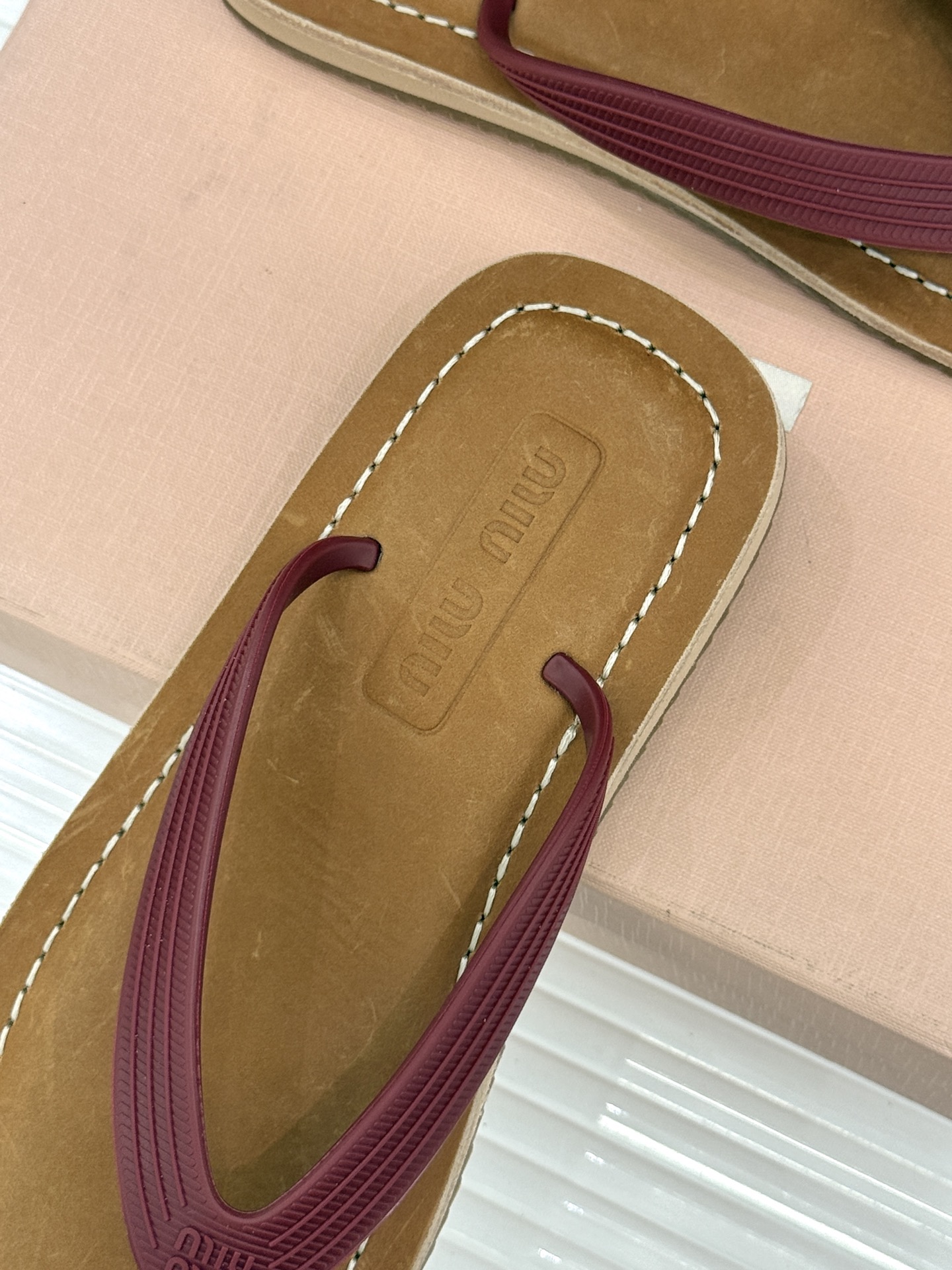 Miu Miu/缪缪26WF新品极简沙滩夹脚人字拖鞋以极简笔触定义沙滩优雅。利落夹脚人字带贴合脚背删繁就