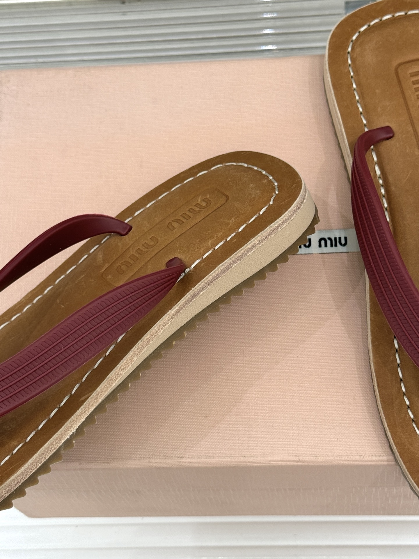 Miu Miu/缪缪26WF新品极简沙滩夹脚人字拖鞋以极简笔触定义沙滩优雅。利落夹脚人字带贴合脚背删繁就