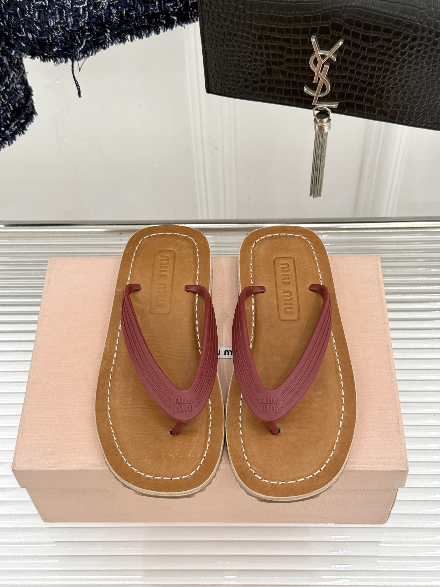 Miu Miu/缪缪26WF新品极简沙滩夹脚人字拖鞋以极简笔触定义沙滩优雅。利落夹脚人字带贴合脚背删繁就