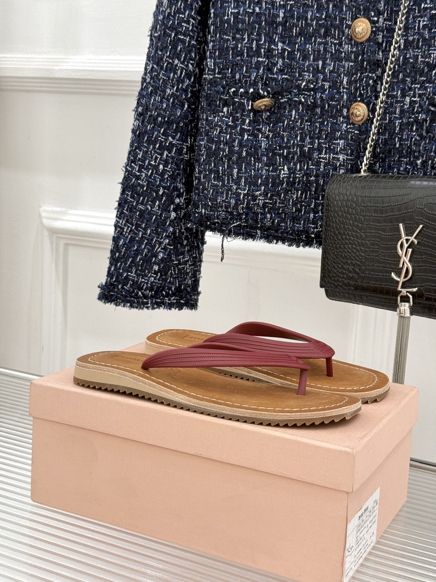 Miu Miu/缪缪26WF新品极简沙滩夹脚人字拖鞋以极简笔触定义沙滩优雅。利落夹脚人字带贴合脚背删繁就