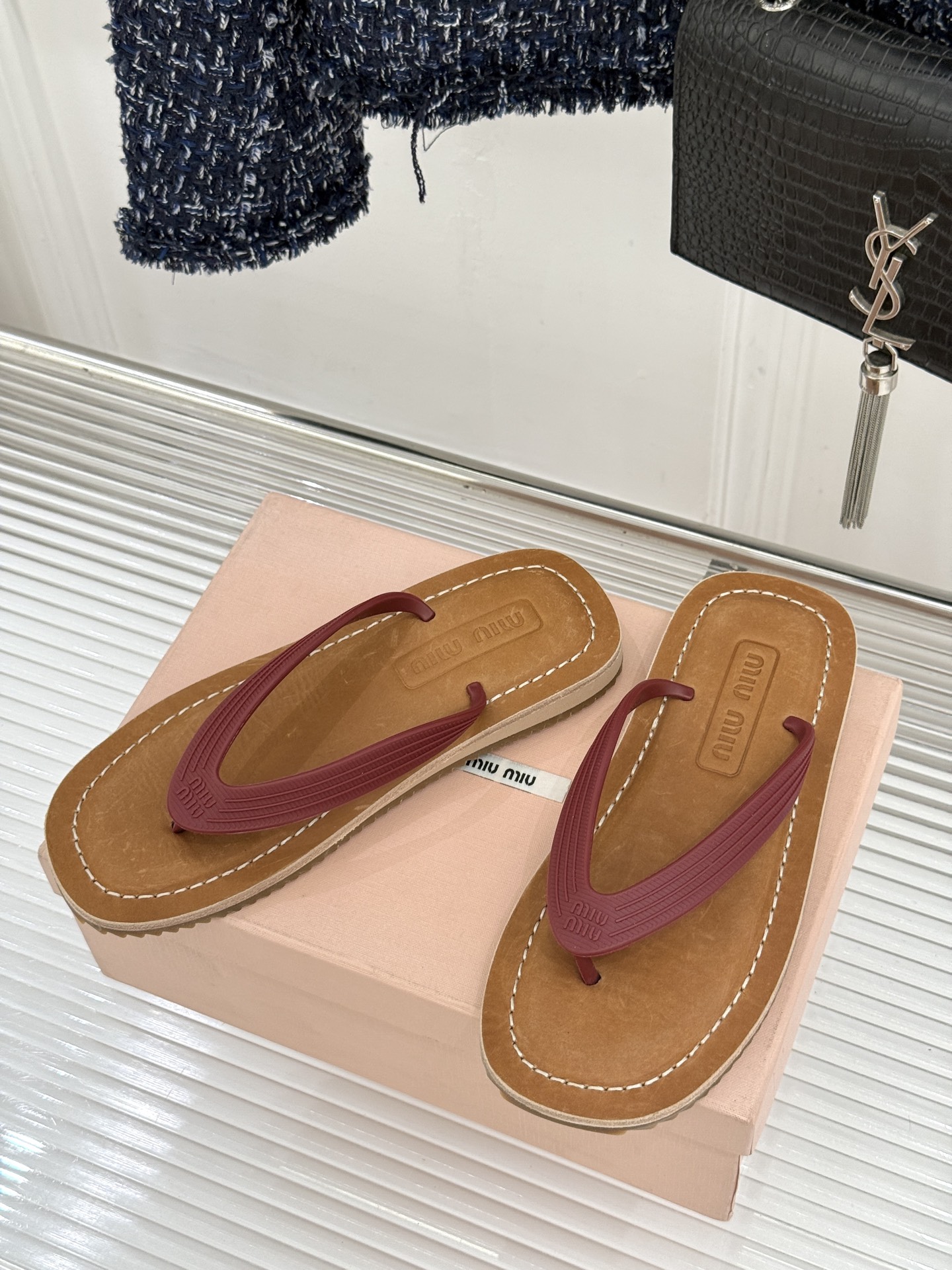 Miu Miu/缪缪26WF新品极简沙滩夹脚人字拖鞋以极简笔触定义沙滩优雅。利落夹脚人字带贴合脚背删繁就