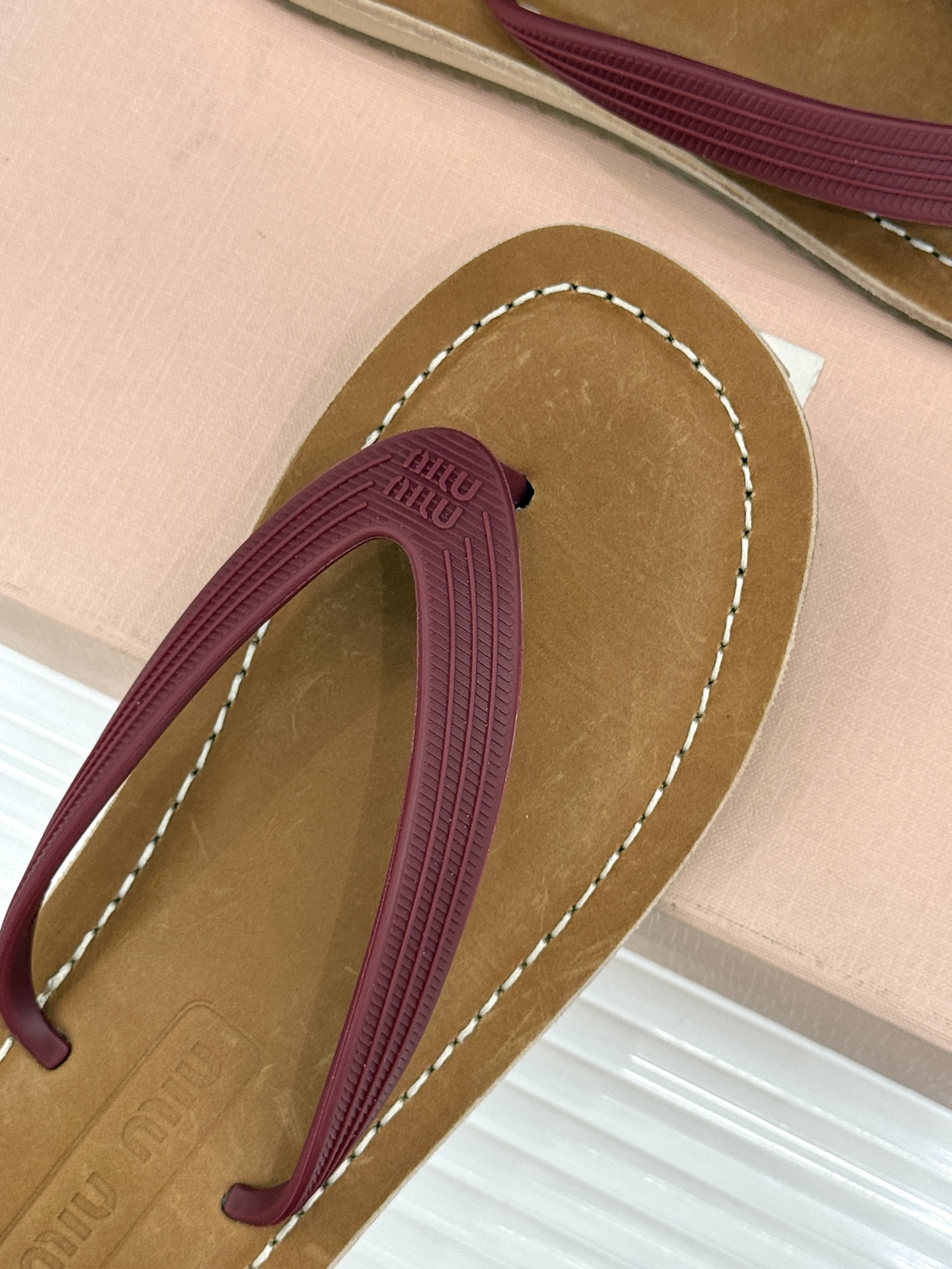 Miu Miu/缪缪26WF新品极简沙滩夹脚人字拖鞋以极简笔触定义沙滩优雅。利落夹脚人字带贴合脚背删繁就