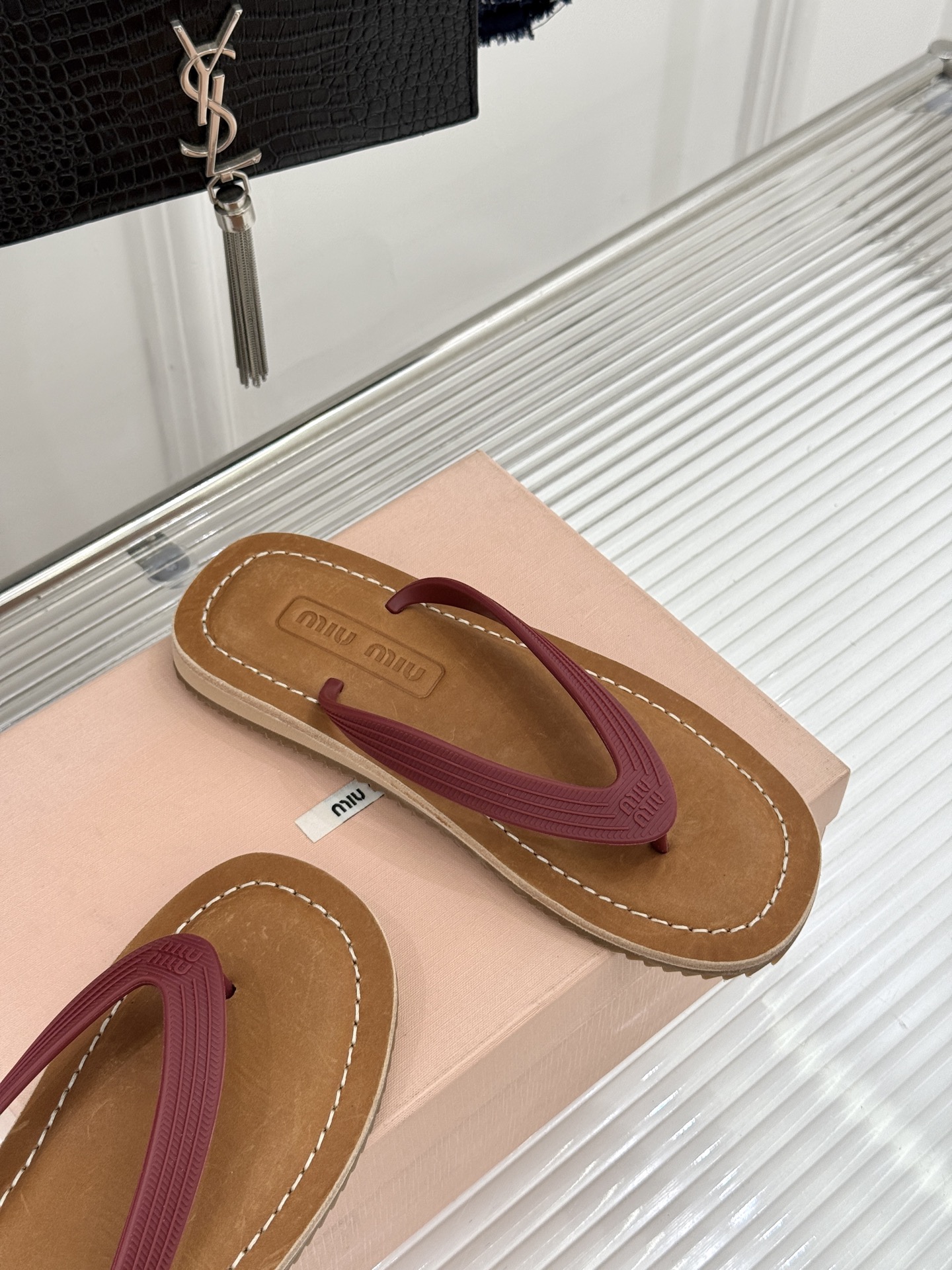 Miu Miu/缪缪26WF新品极简沙滩夹脚人字拖鞋以极简笔触定义沙滩优雅。利落夹脚人字带贴合脚背删繁就