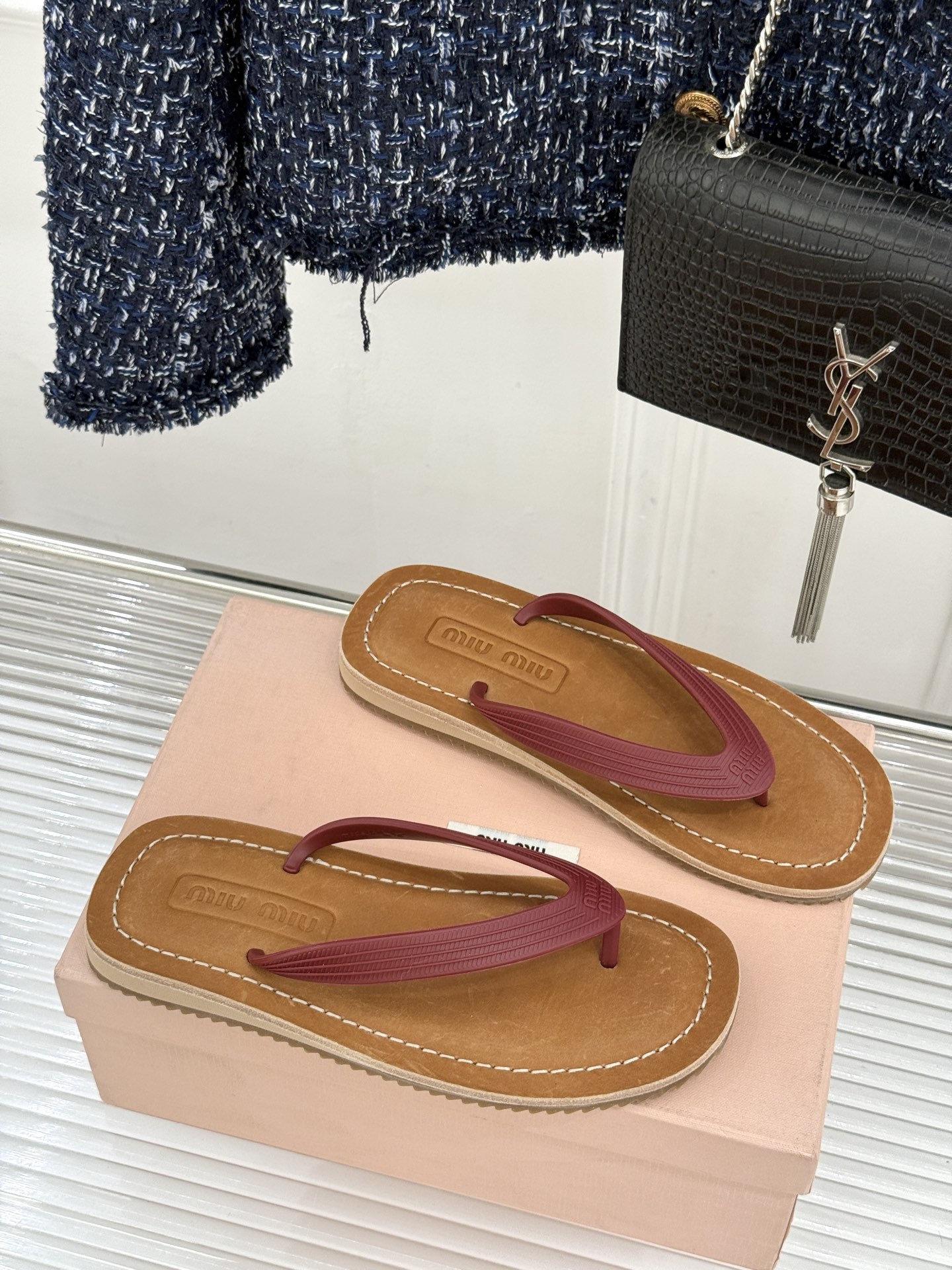 Miu Miu/缪缪26WF新品极简沙滩夹脚人字拖鞋以极简笔触定义沙滩优雅。利落夹脚人字带贴合脚背删繁就