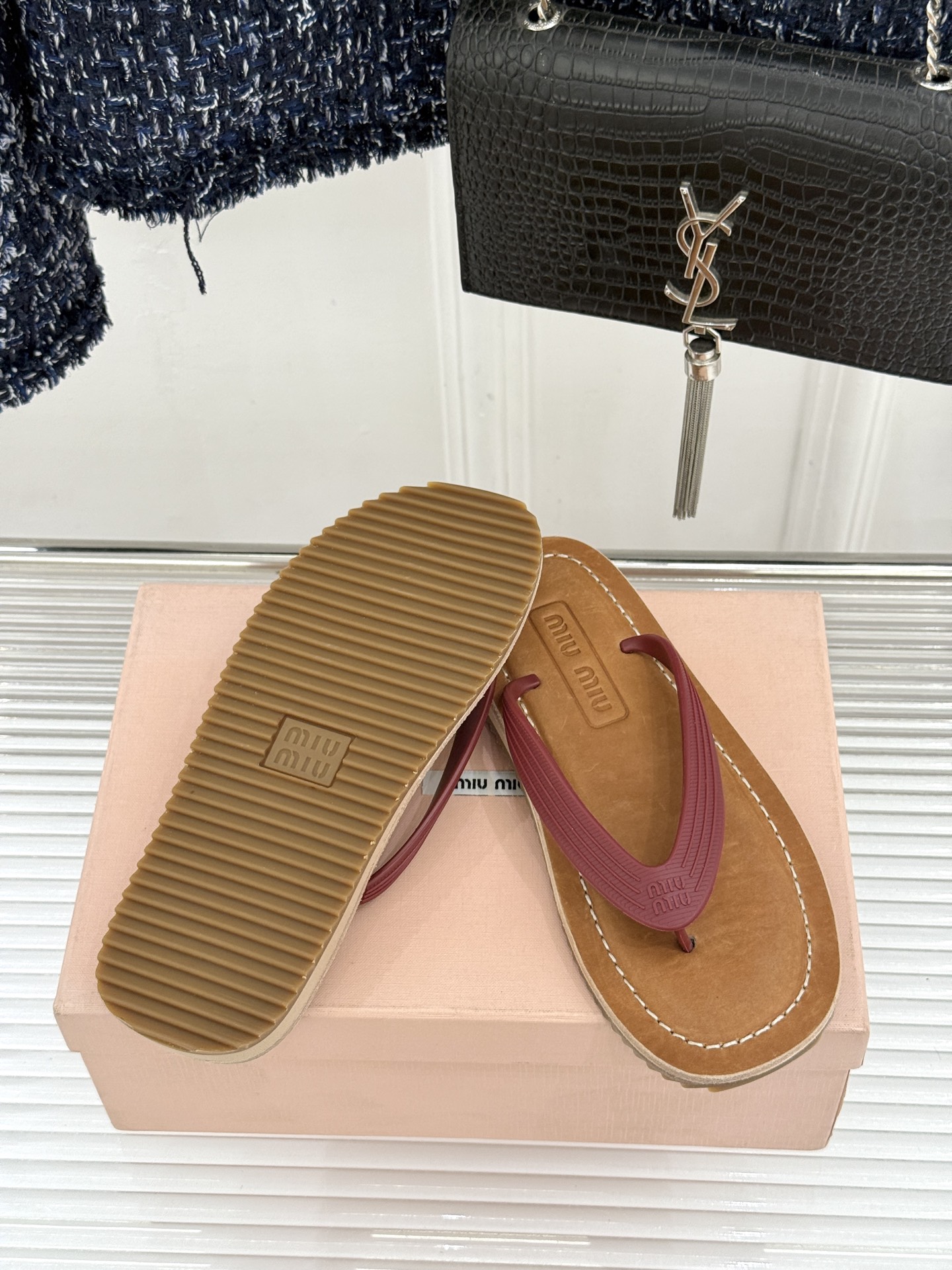 Miu Miu/缪缪26WF新品极简沙滩夹脚人字拖鞋以极简笔触定义沙滩优雅。利落夹脚人字带贴合脚背删繁就