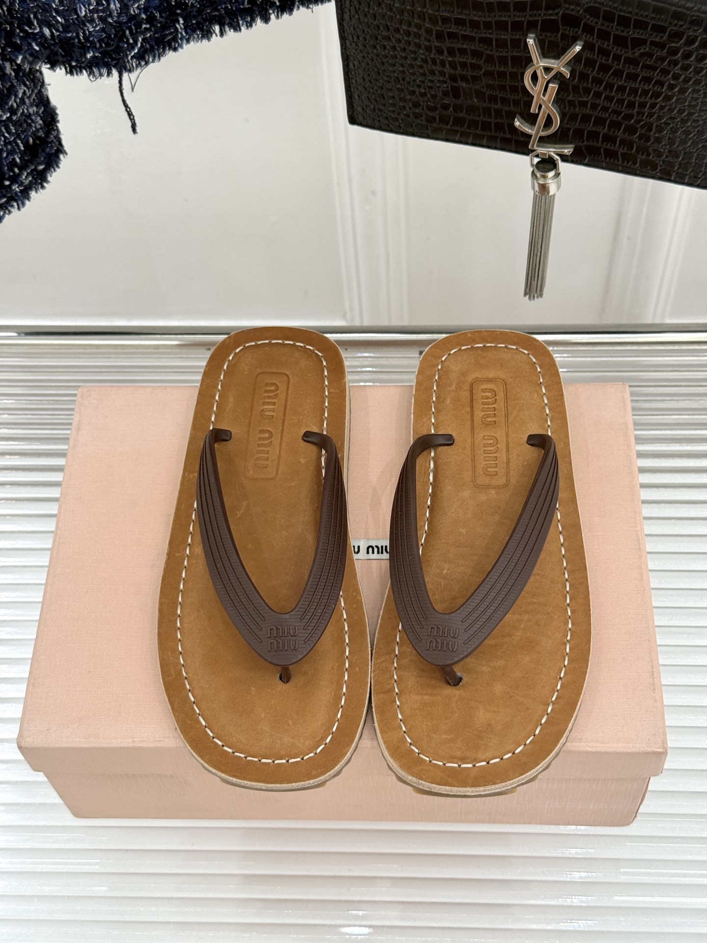 Miu Miu/缪缪26WF新品极简沙滩夹脚人字拖鞋以极简笔触定义沙滩优雅。利落夹脚人字带贴合脚背删繁就