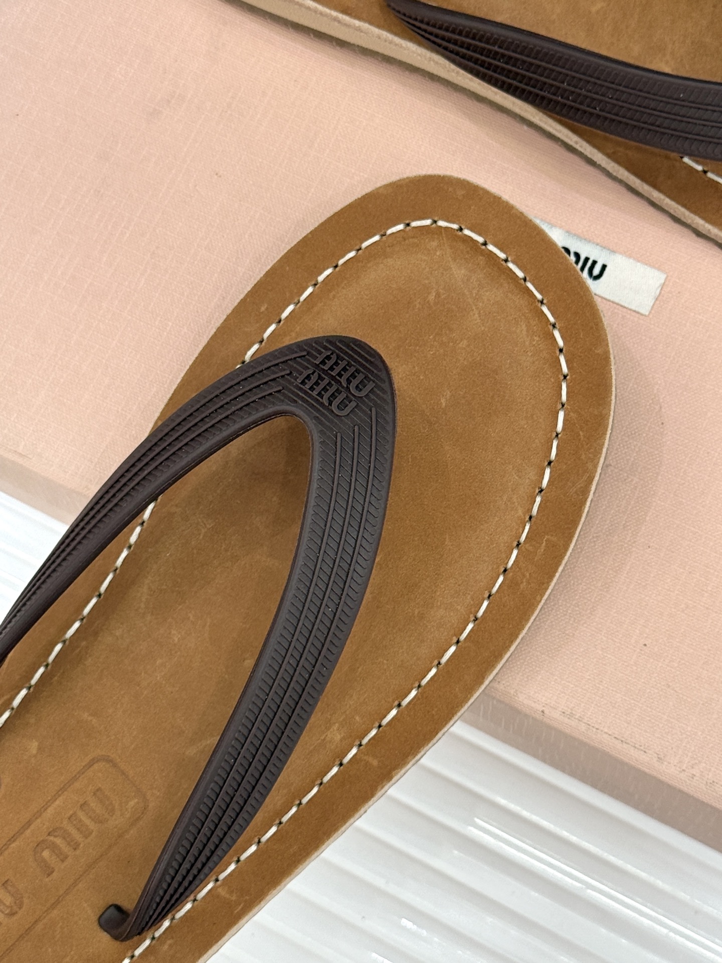 Miu Miu/缪缪26WF新品极简沙滩夹脚人字拖鞋以极简笔触定义沙滩优雅。利落夹脚人字带贴合脚背删繁就