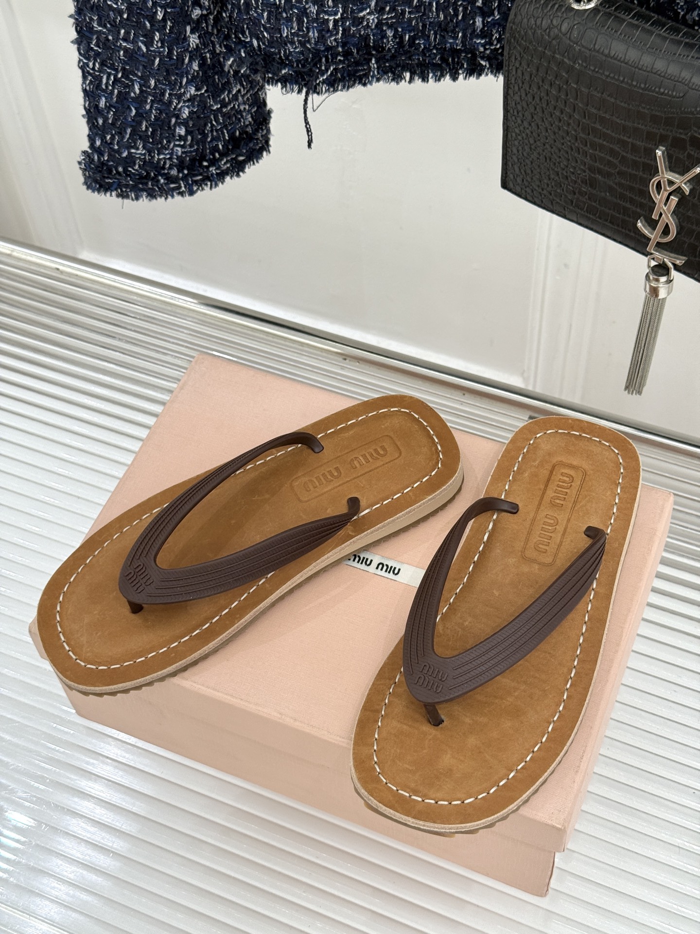 Miu Miu/缪缪26WF新品极简沙滩夹脚人字拖鞋以极简笔触定义沙滩优雅。利落夹脚人字带贴合脚背删繁就