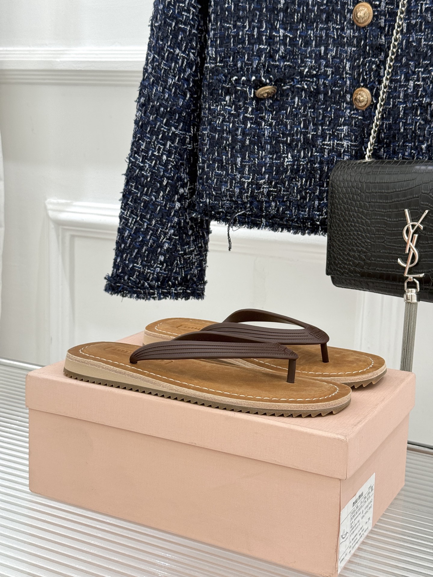 Miu Miu/缪缪26WF新品极简沙滩夹脚人字拖鞋以极简笔触定义沙滩优雅。利落夹脚人字带贴合脚背删繁就