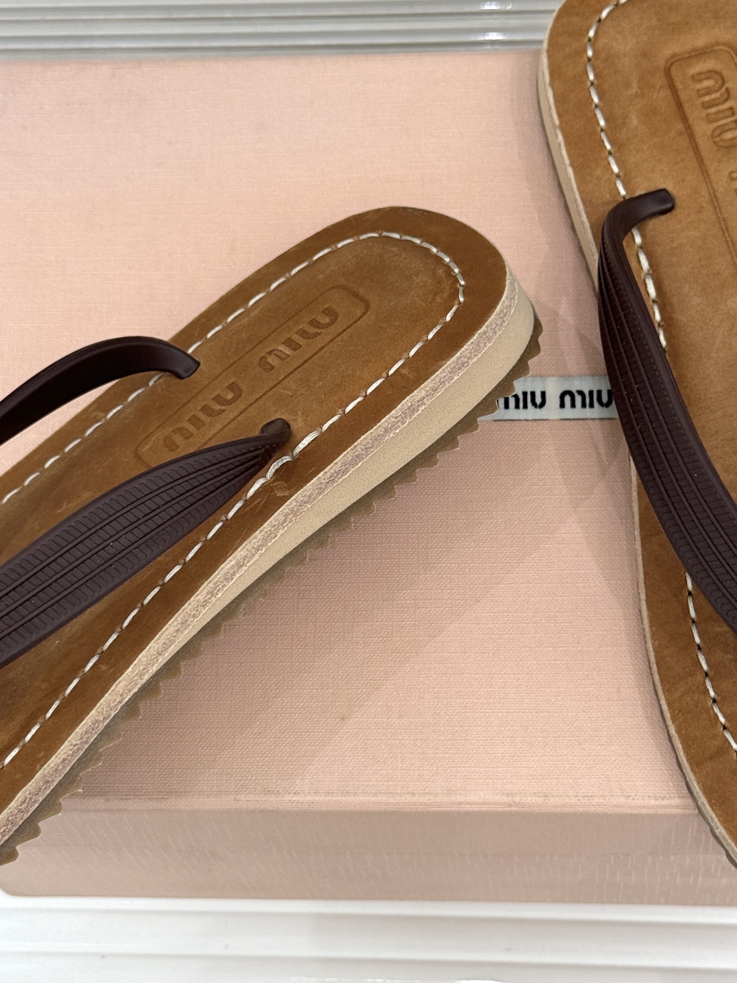 Miu Miu/缪缪26WF新品极简沙滩夹脚人字拖鞋以极简笔触定义沙滩优雅。利落夹脚人字带贴合脚背删繁就