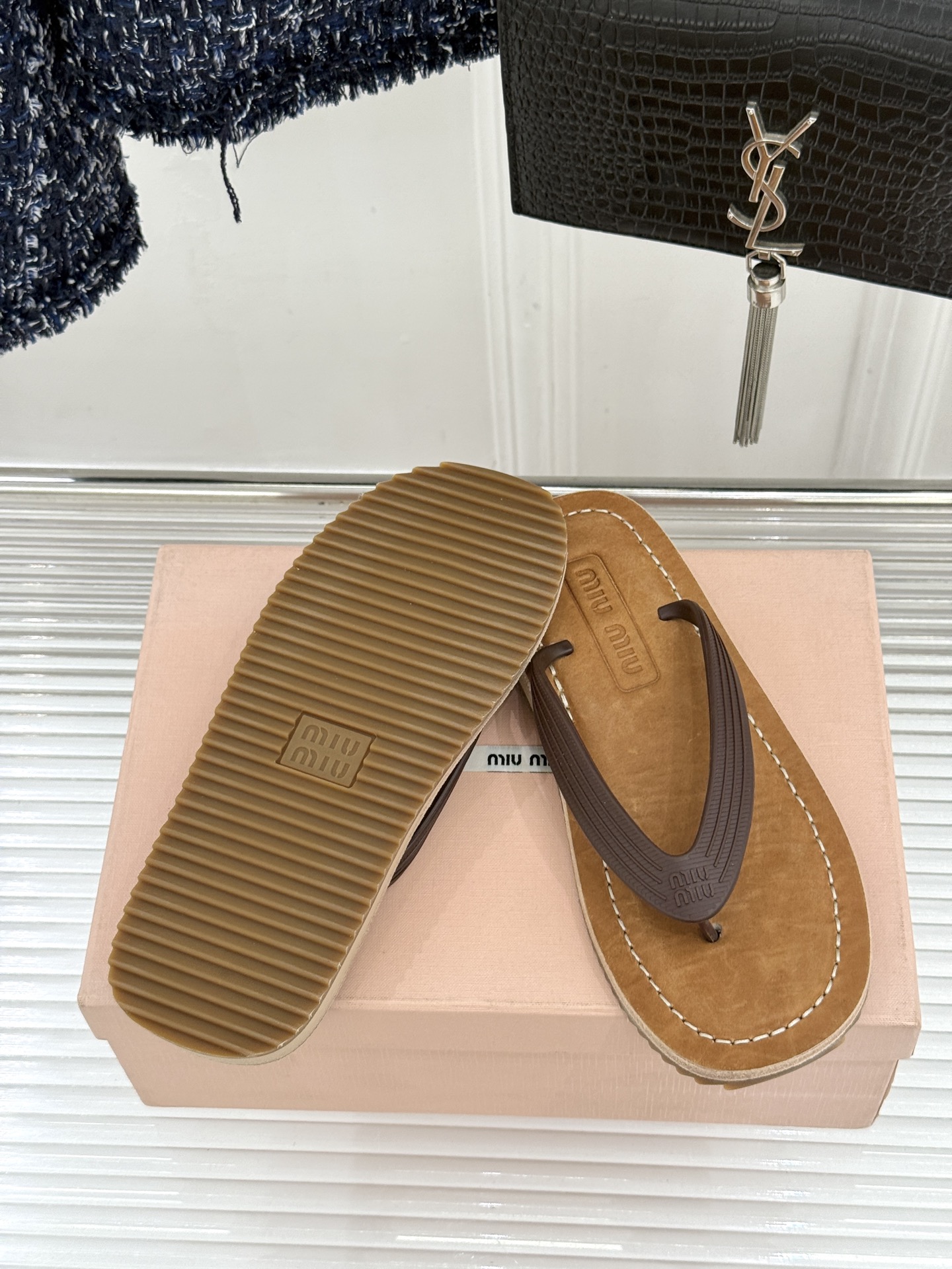 Miu Miu/缪缪26WF新品极简沙滩夹脚人字拖鞋以极简笔触定义沙滩优雅。利落夹脚人字带贴合脚背删繁就