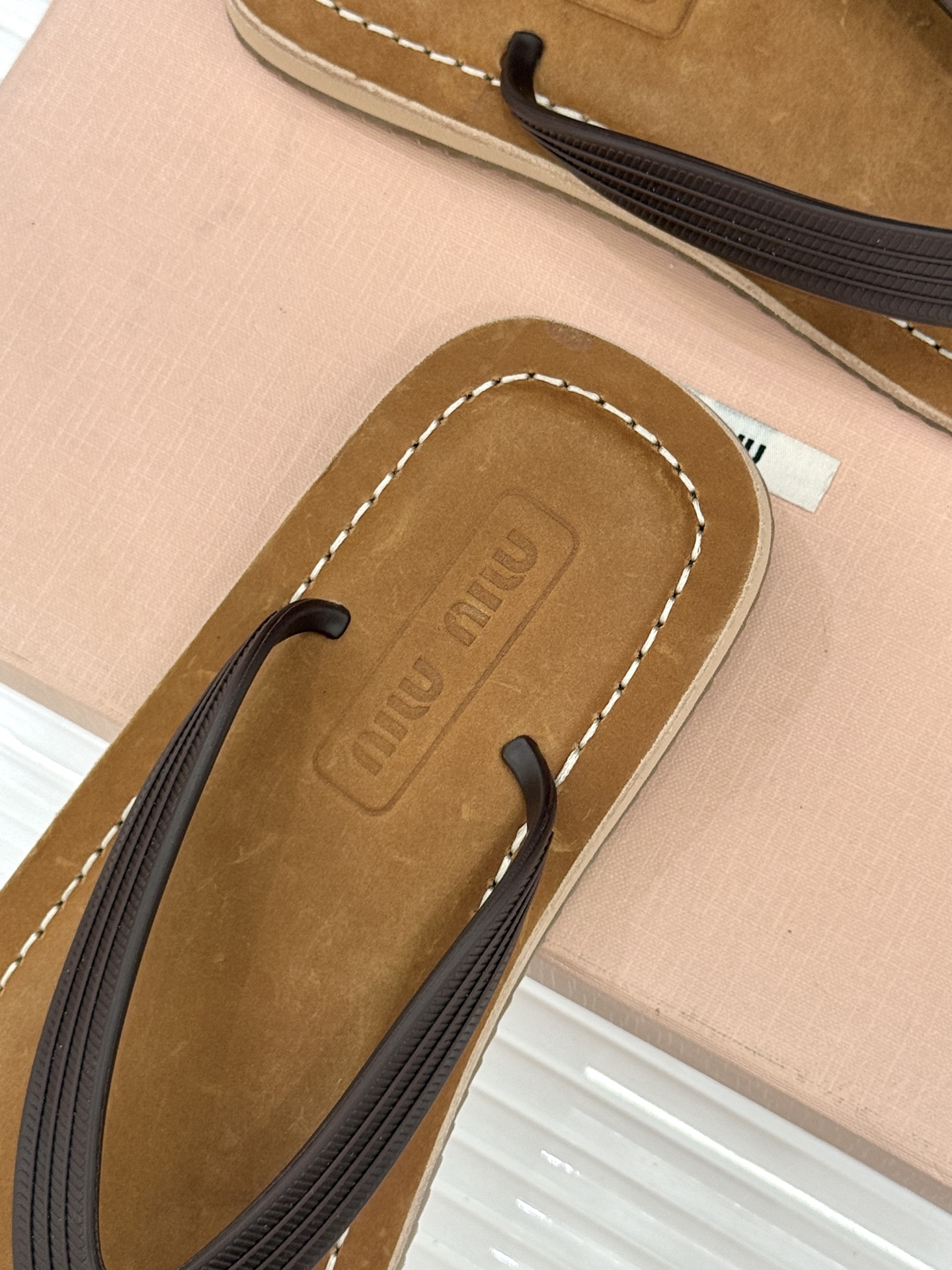 Miu Miu/缪缪26WF新品极简沙滩夹脚人字拖鞋以极简笔触定义沙滩优雅。利落夹脚人字带贴合脚背删繁就