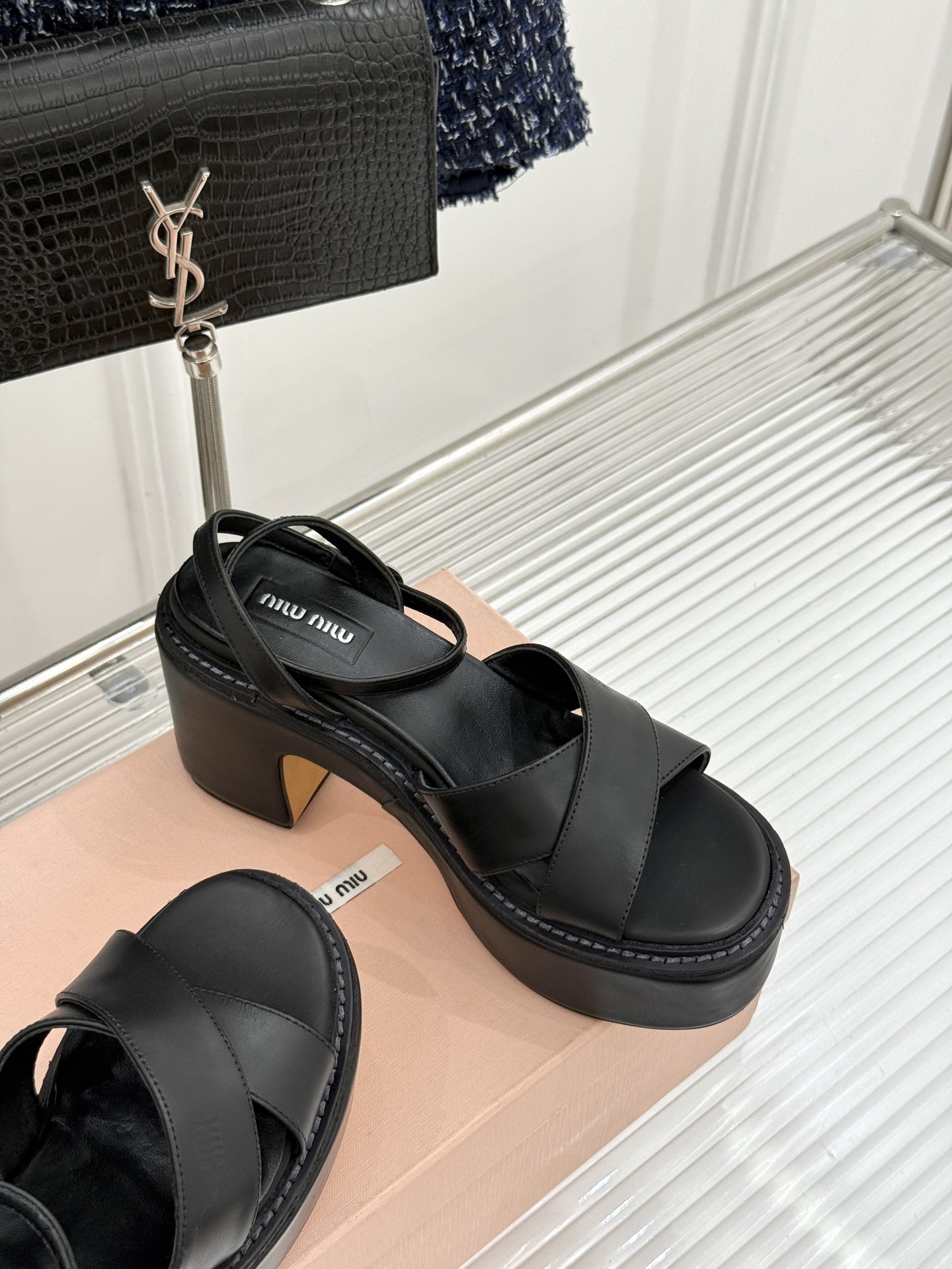 Miu Miu/缪缪26WF新品复古交叉带防水台粗跟凉鞋 Miu Miu以90年代复古美学重塑高跟凉鞋的